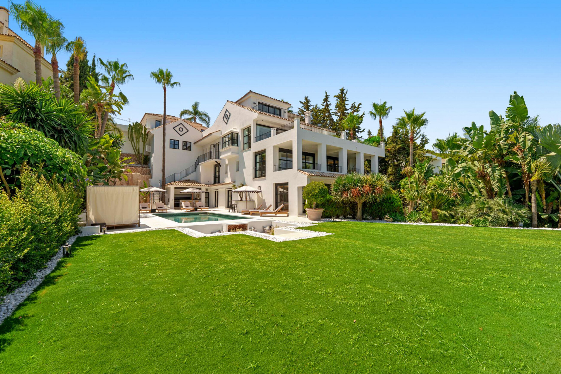 ChatGPT Plus  Villa in mediterrane stijl in het hart van Nueva Andalucía, Marbella.