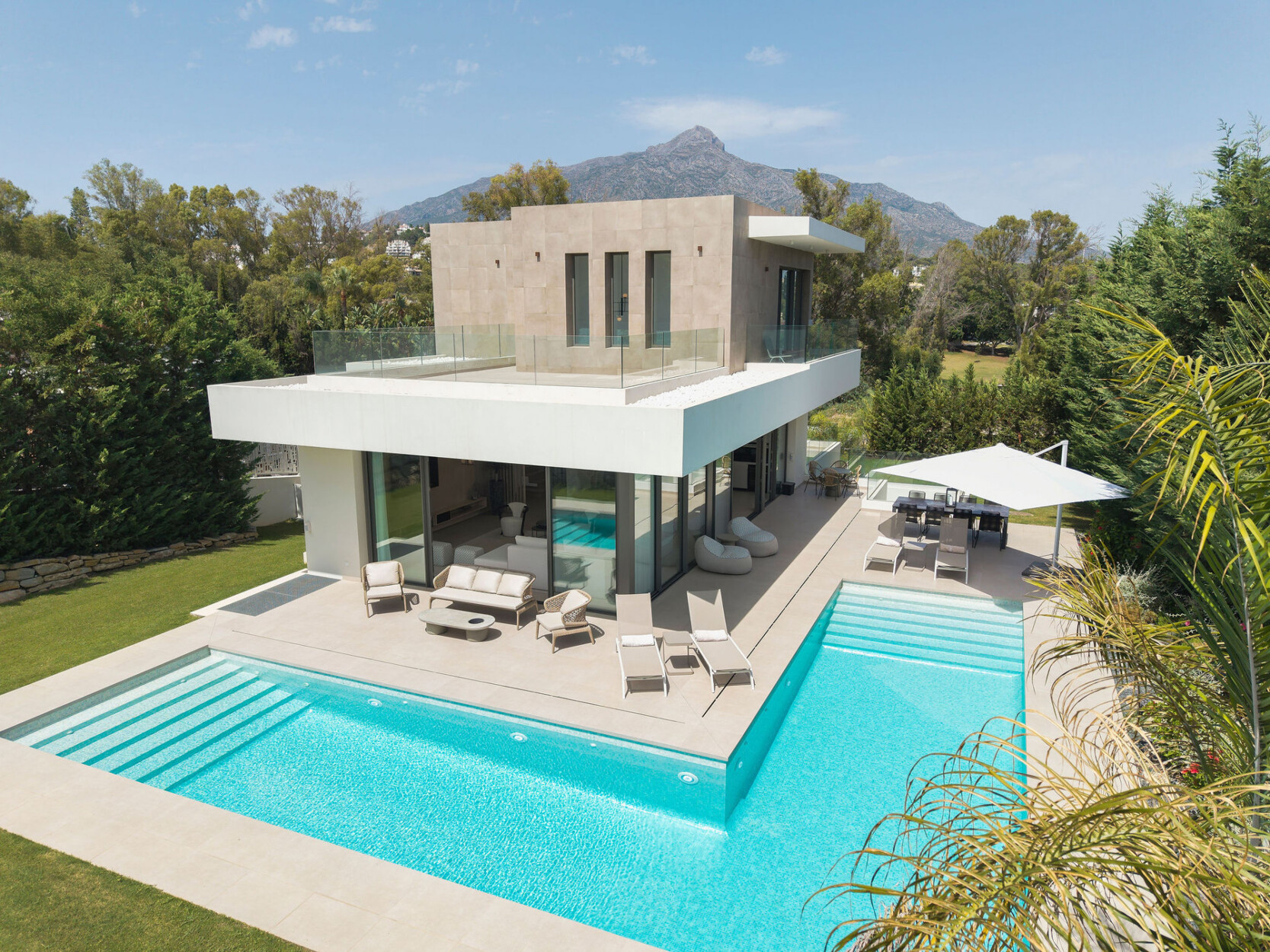 Moderne villa in eigentijdse stijl, gelegen in La Cerquilla, Nueva Andalucía, Marbella