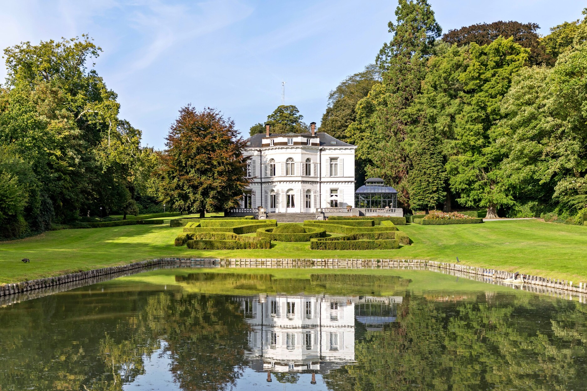 Uitzonderlijk kasteel met domein, vijver en privacy