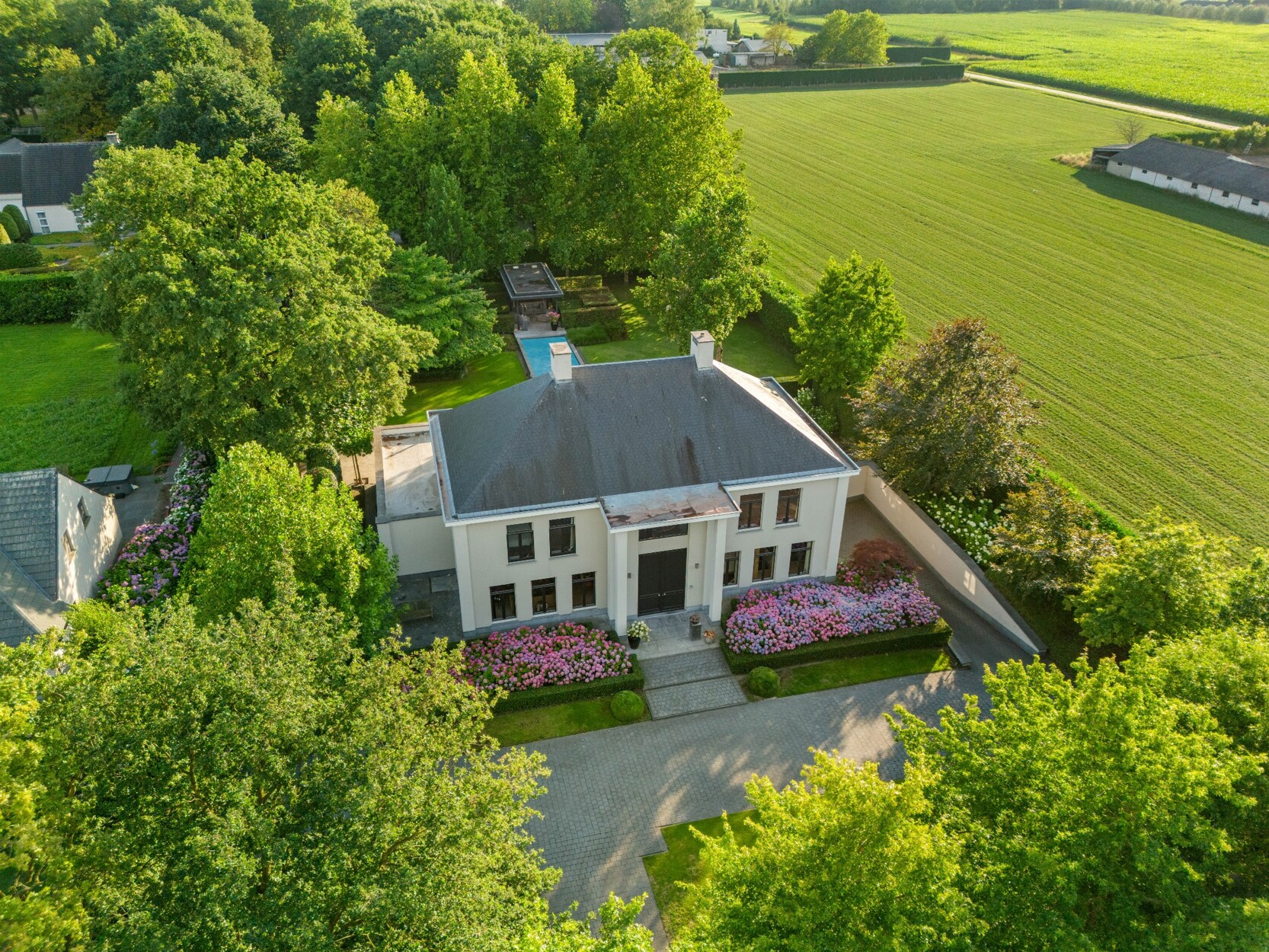 Tijdloze villa op 3.187 m² nabij Nederlandse grens te Weelde