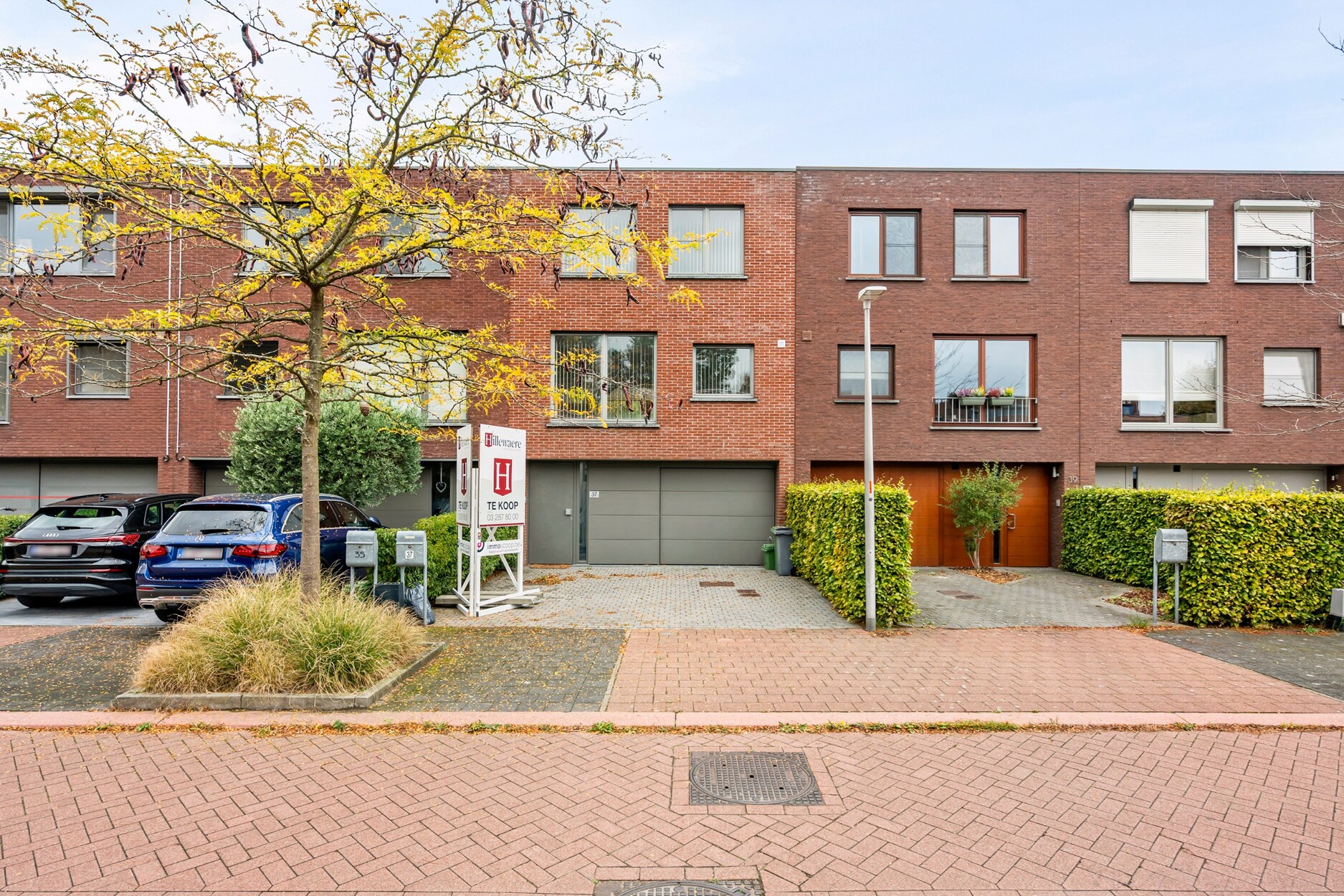 Eigentijdse split-level woning van 2005, gelegen in een doodlopende straat.