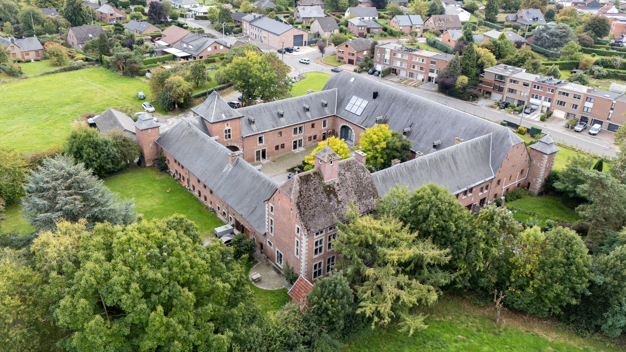 Hombroux – Vierkantshoeve met erfgoedkarakter