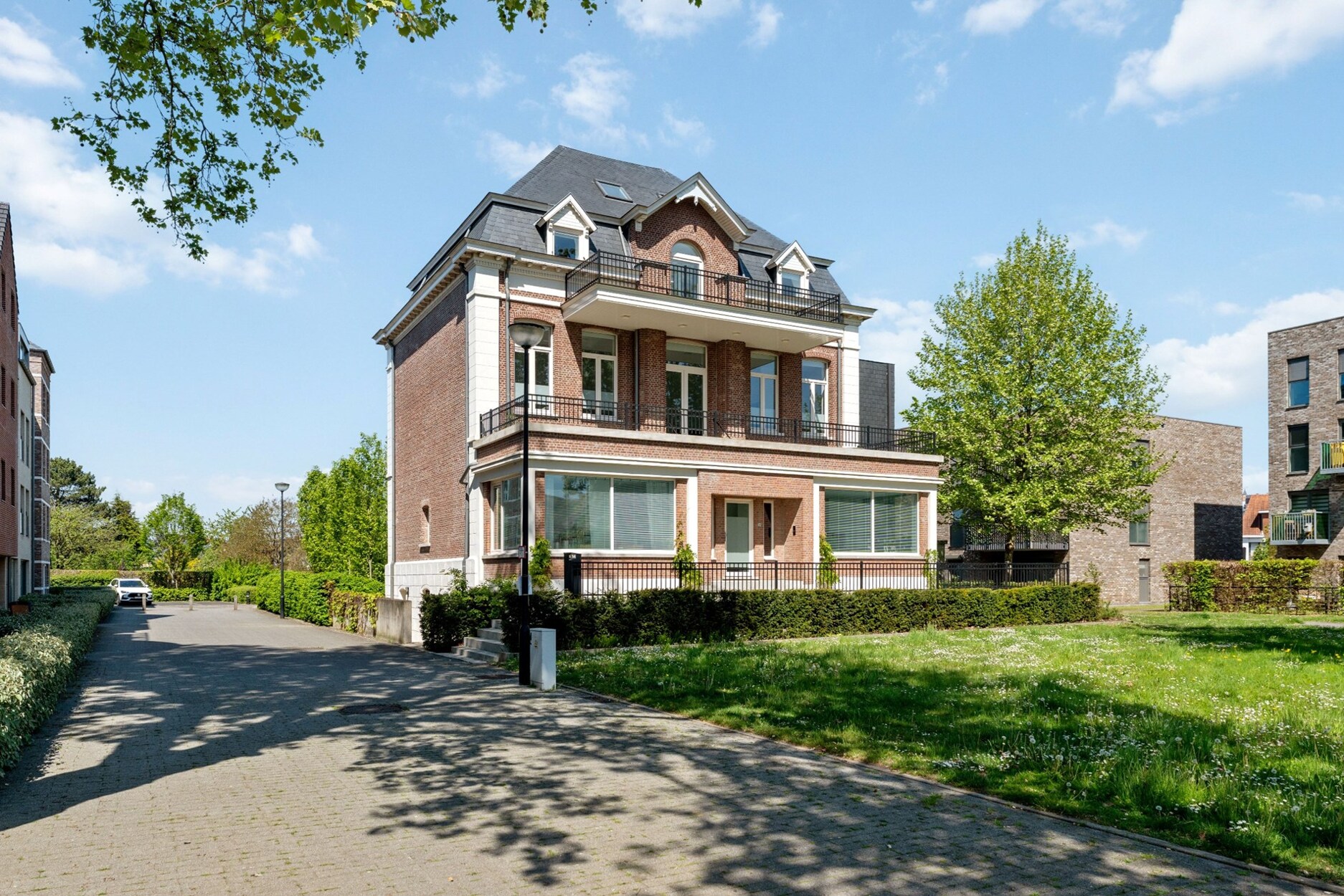Luxueus herenhuis met handelsruimte te Geel