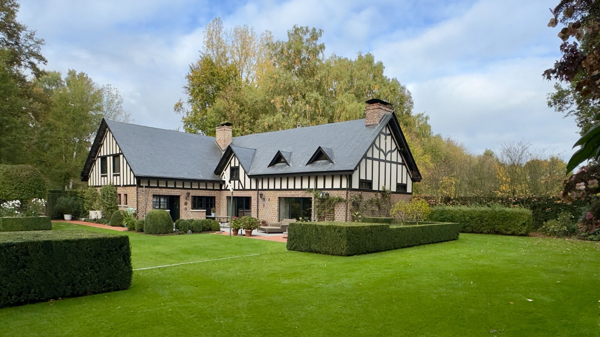 Exclusief landhuis van +- 378 m² op een prachtig aangelegd terrein van 3.604m² te Lummen.