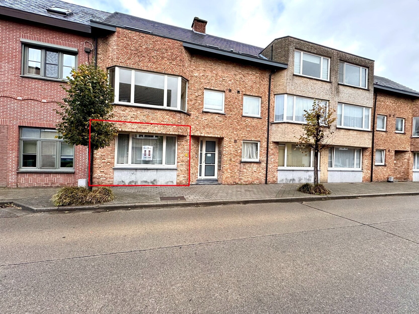 Gelijkvloers appartement met 2 slaapkamers, tuin en garage. 