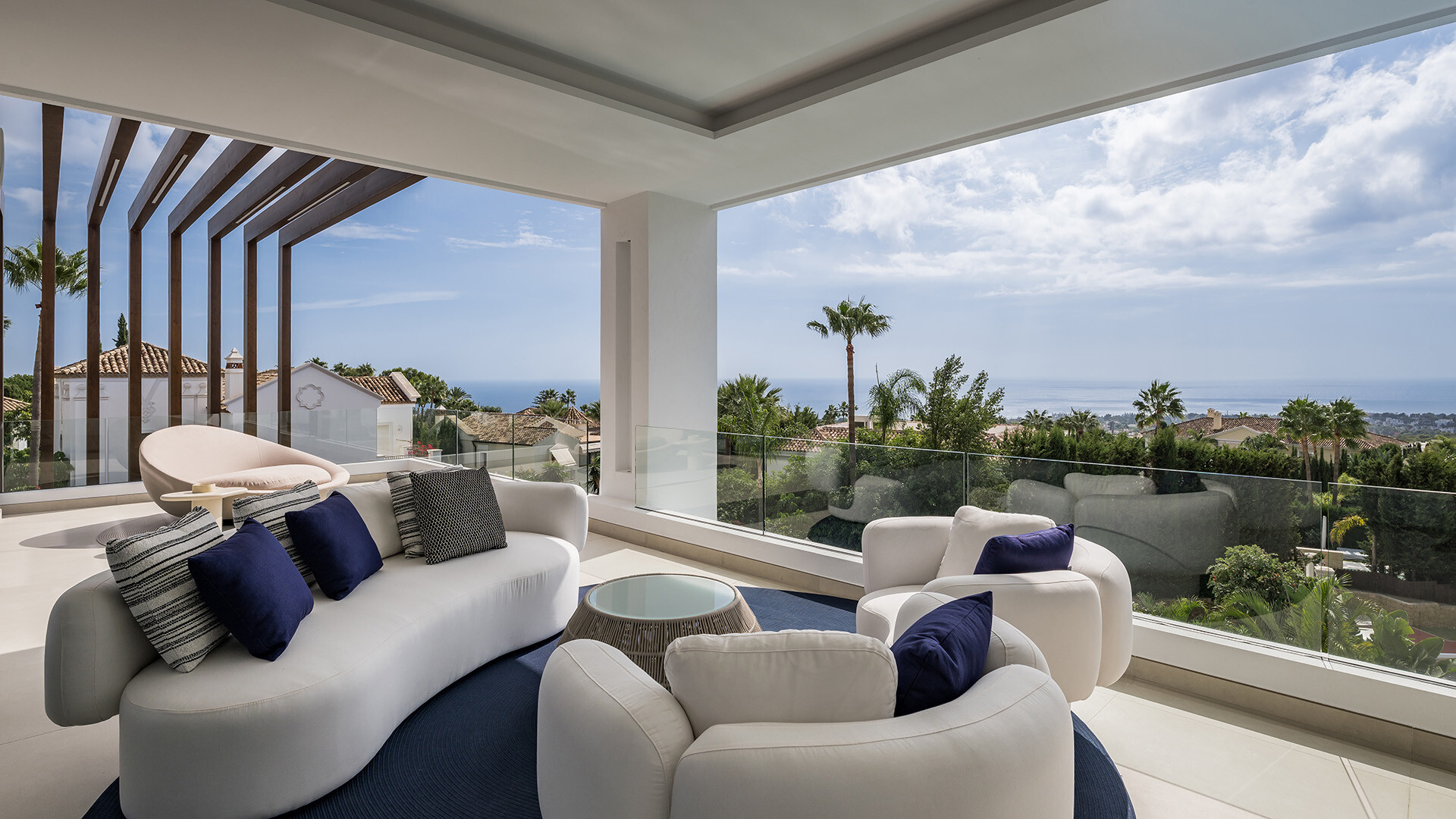Villa George: Eigentijdse elegantie met een ongeëvenaard uitzicht in Sierra Blanca, Golden Mile, Marbella