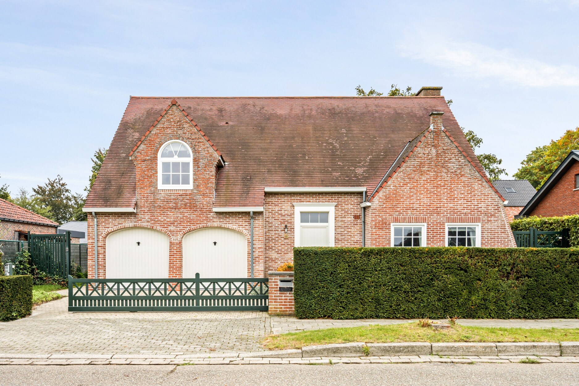 Ruime villa met 4 slaapkamers, dubbele garage en grote weide in een rustige doodlopende straat in Willebroek