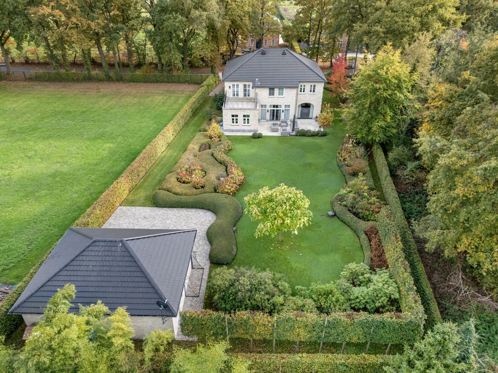 Exclusieve villa van +-397m² op een prachtig aangelegd en afgesloten terrein van 2058m² te Genk.