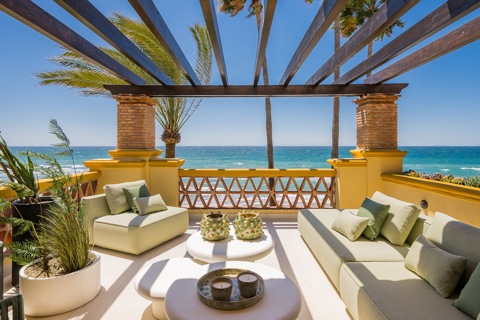 Spectaculair appartement aan het strand in Río Real, Marbella