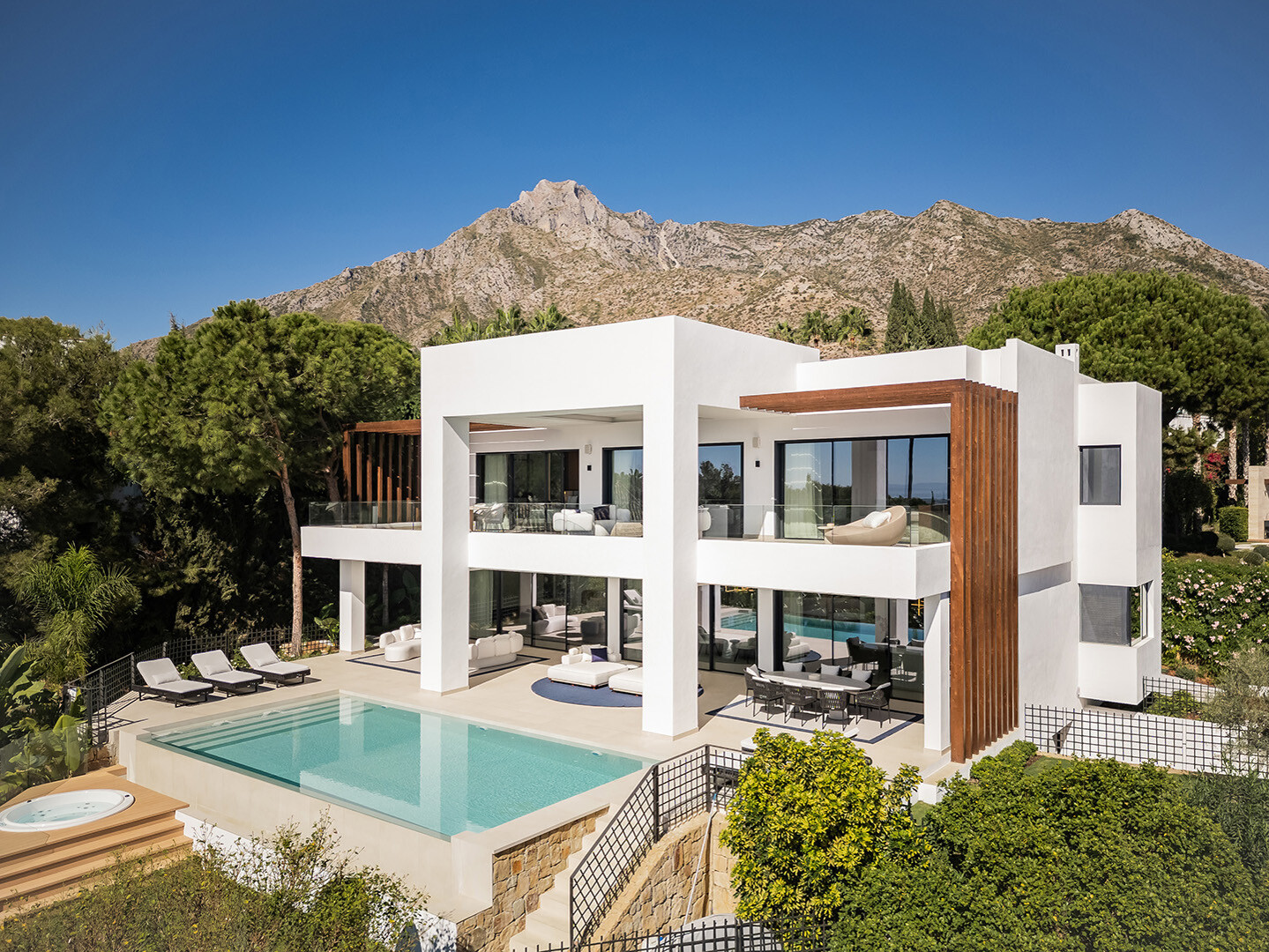 Villa George: Eigentijdse elegantie met een ongeëvenaard uitzicht in Sierra Blanca, Golden Mile, Marbella