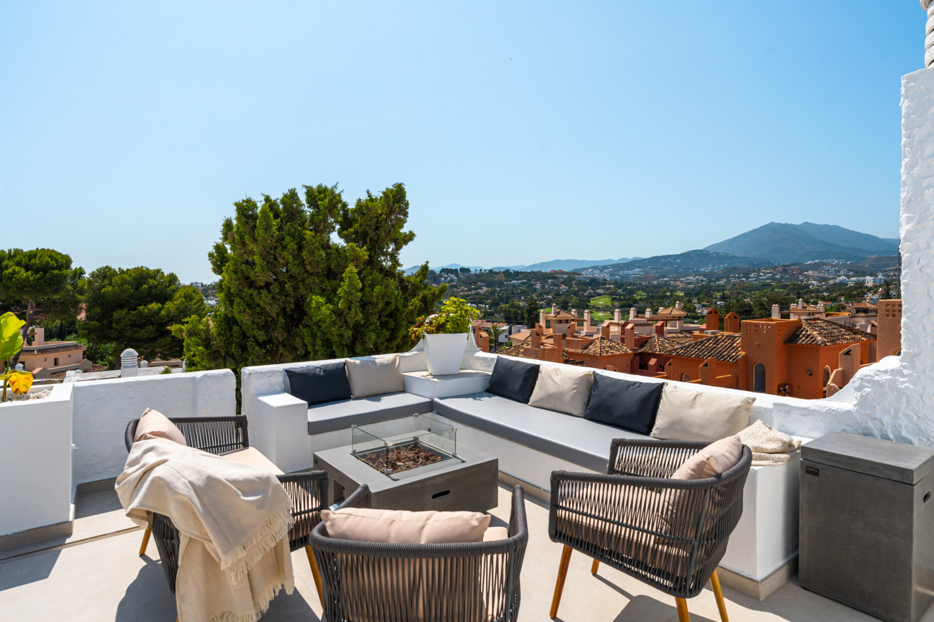 Elegant duplex penthouse met panoramisch uitzicht in Atalaya de Río Verde, Marbella