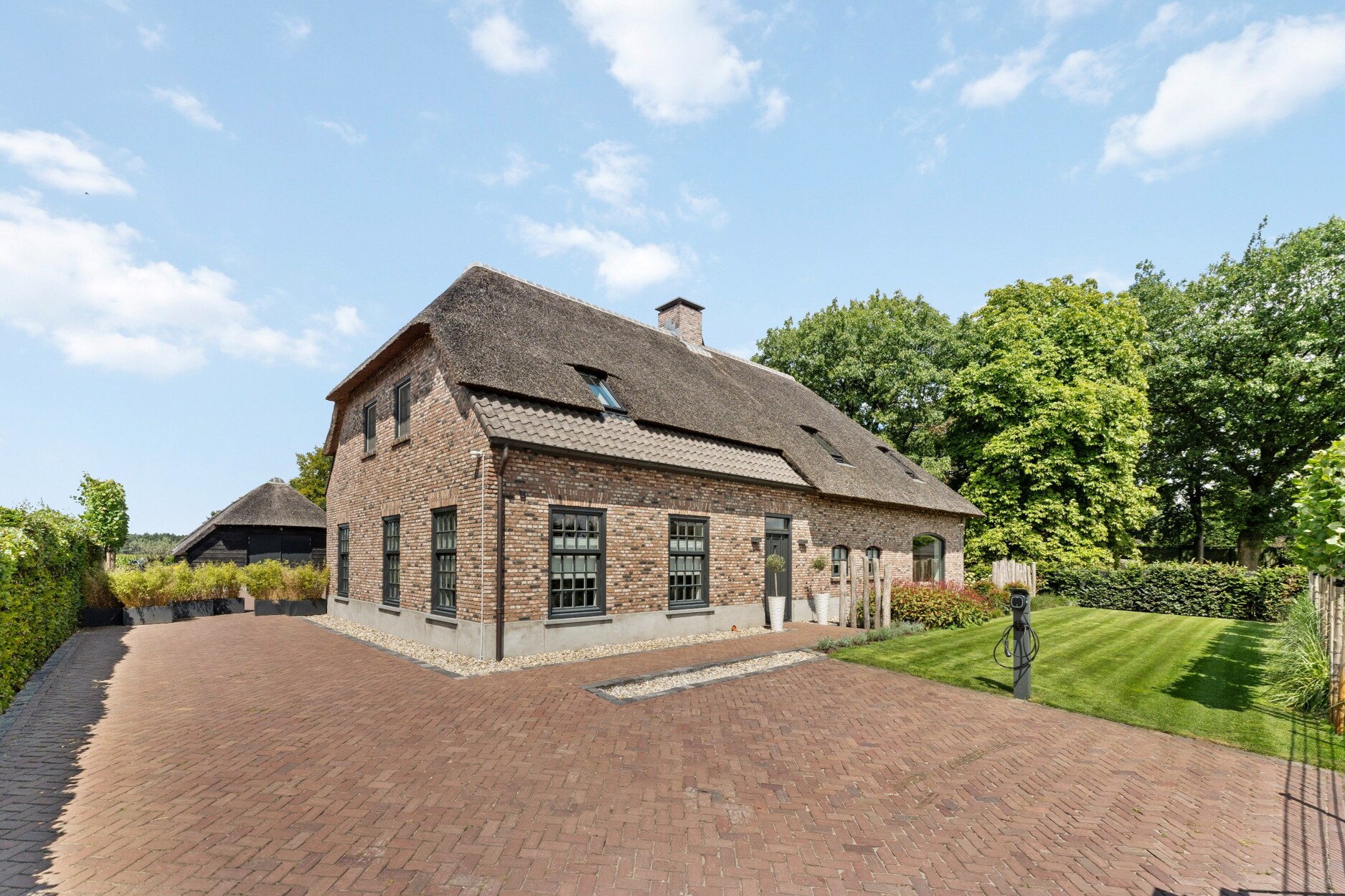 Schitterende villa met rieten dak op ca. 1.500m² te Arendonk 