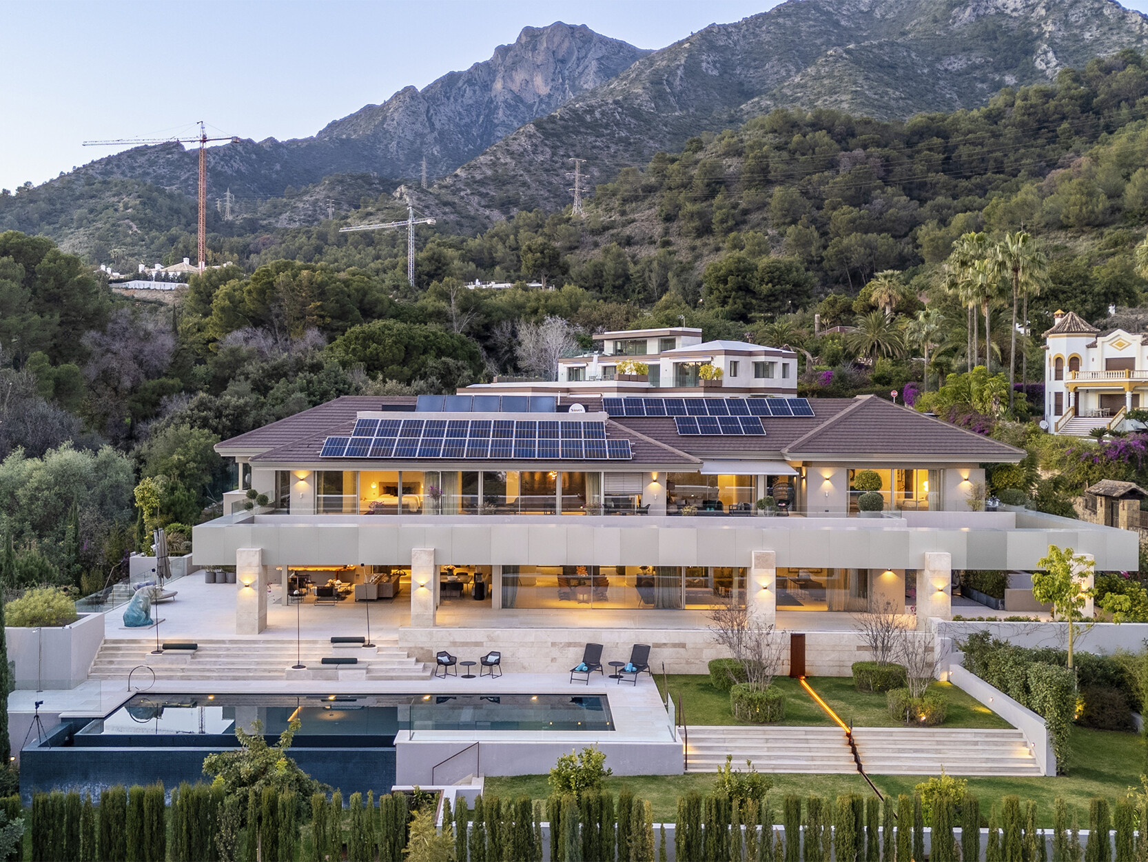 Innovatieve villa met panoramisch uitzicht op zee in Cascada de Camoján