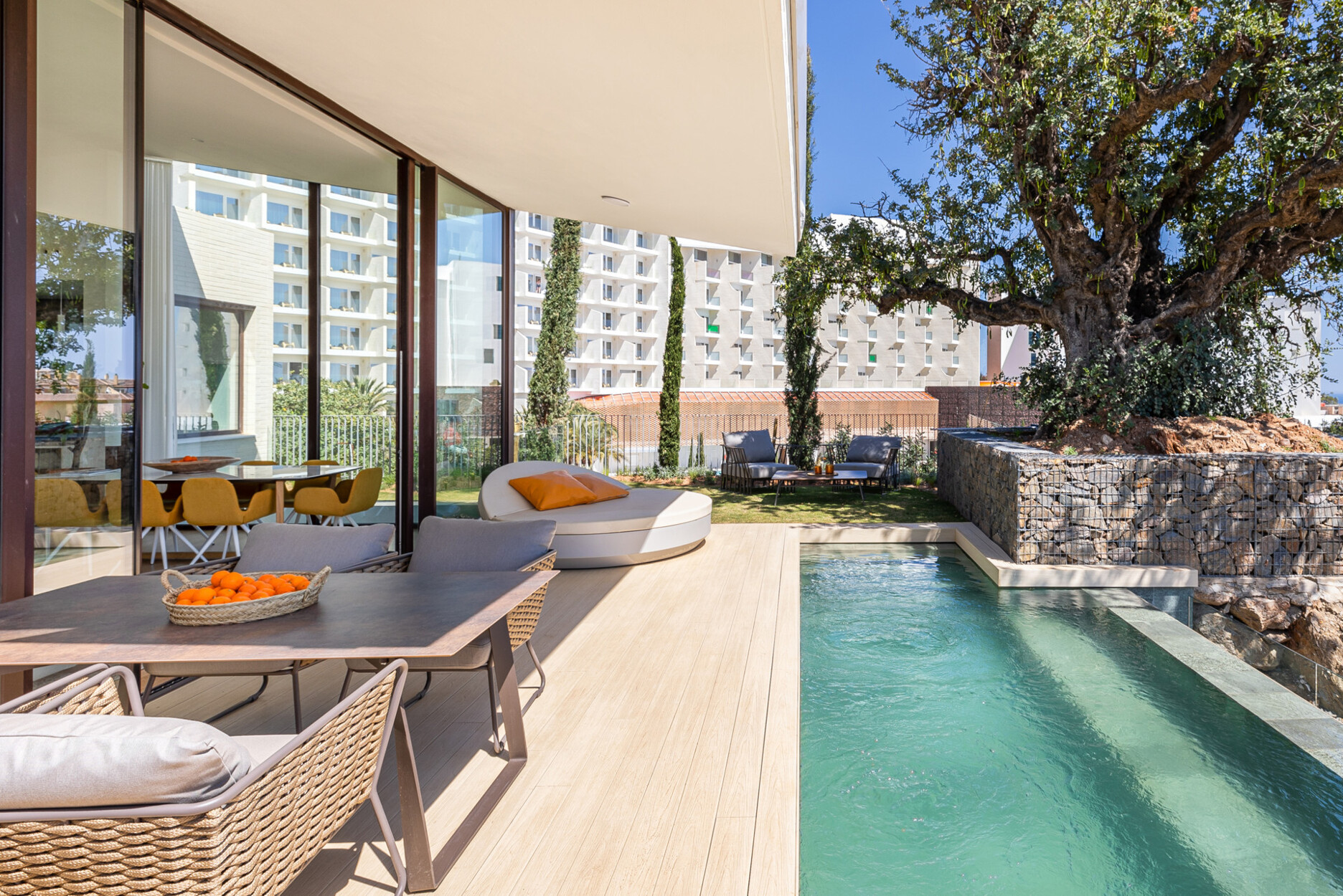 Luxe villa met hotelservices en beveiliging in El Higuerón