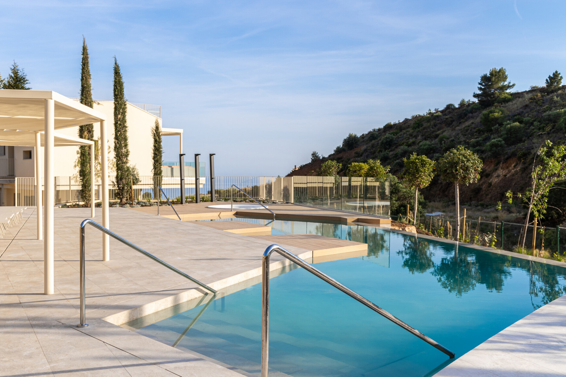 Warm penthouse met panoramisch zeezicht in de prestigieuze wijk El Higuerón