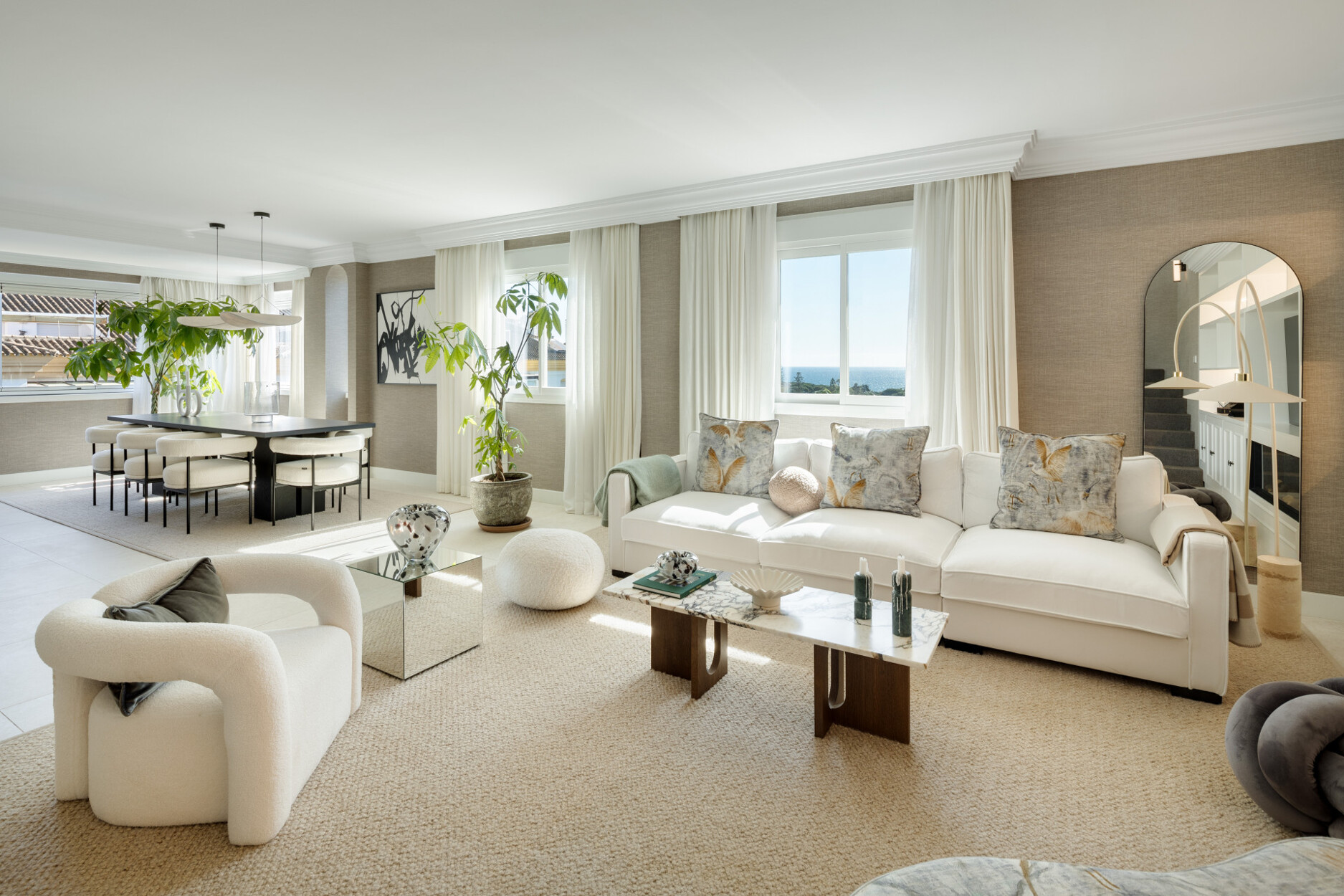 Onderscheiden penthouse met uitzicht op zee en de bergen in een beveiligde gemeenschap in Nagulles Costa