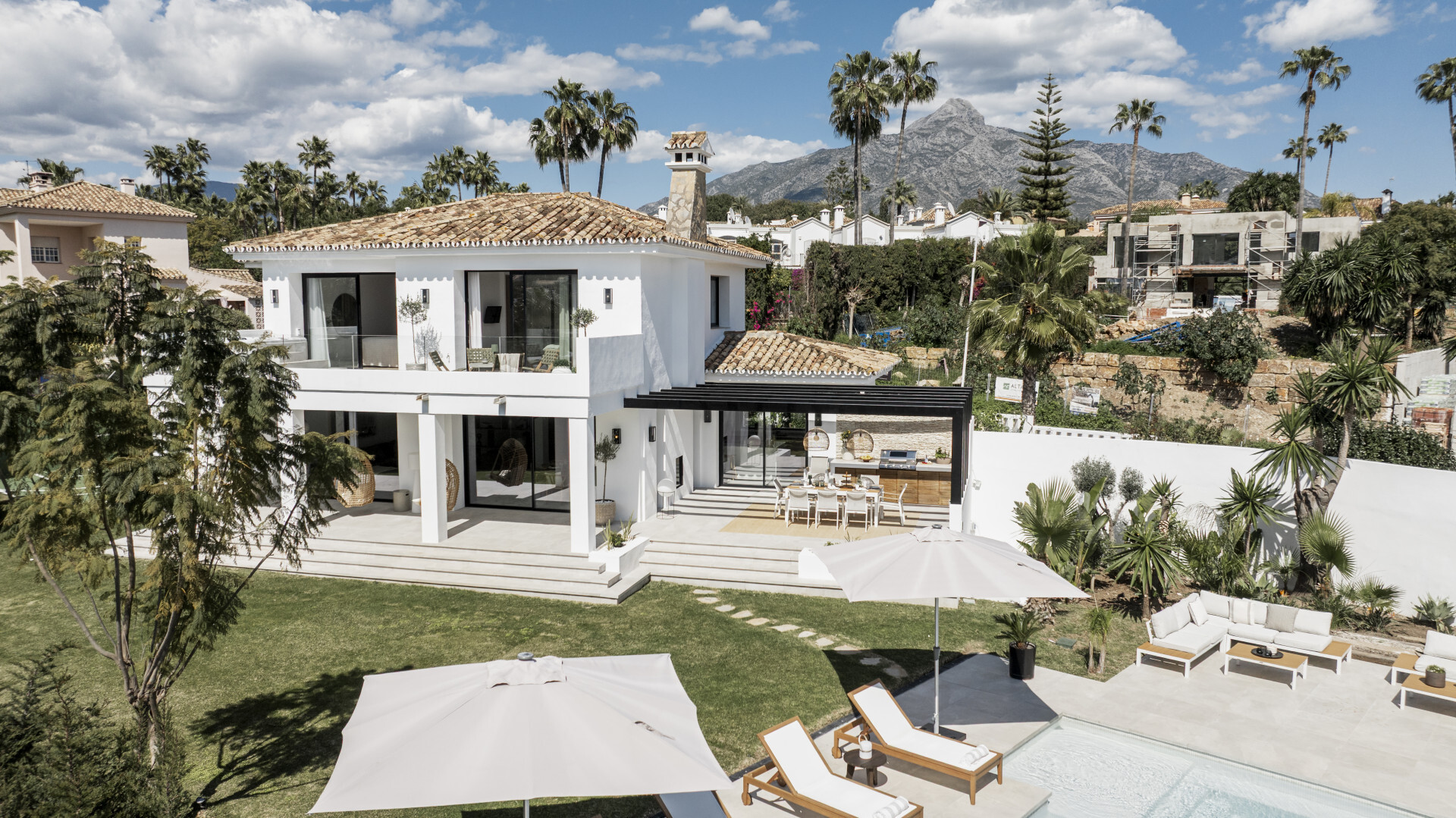 Prachtige villa in Nueva Andalucia met panoramisch uitzicht op de golfbaan