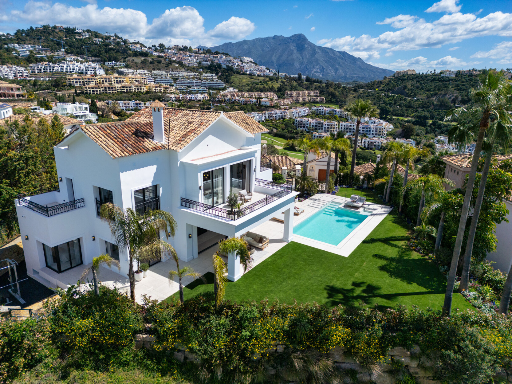 Moderne villa met mediterrane elegantie in Los Arqueros, Benahavís
