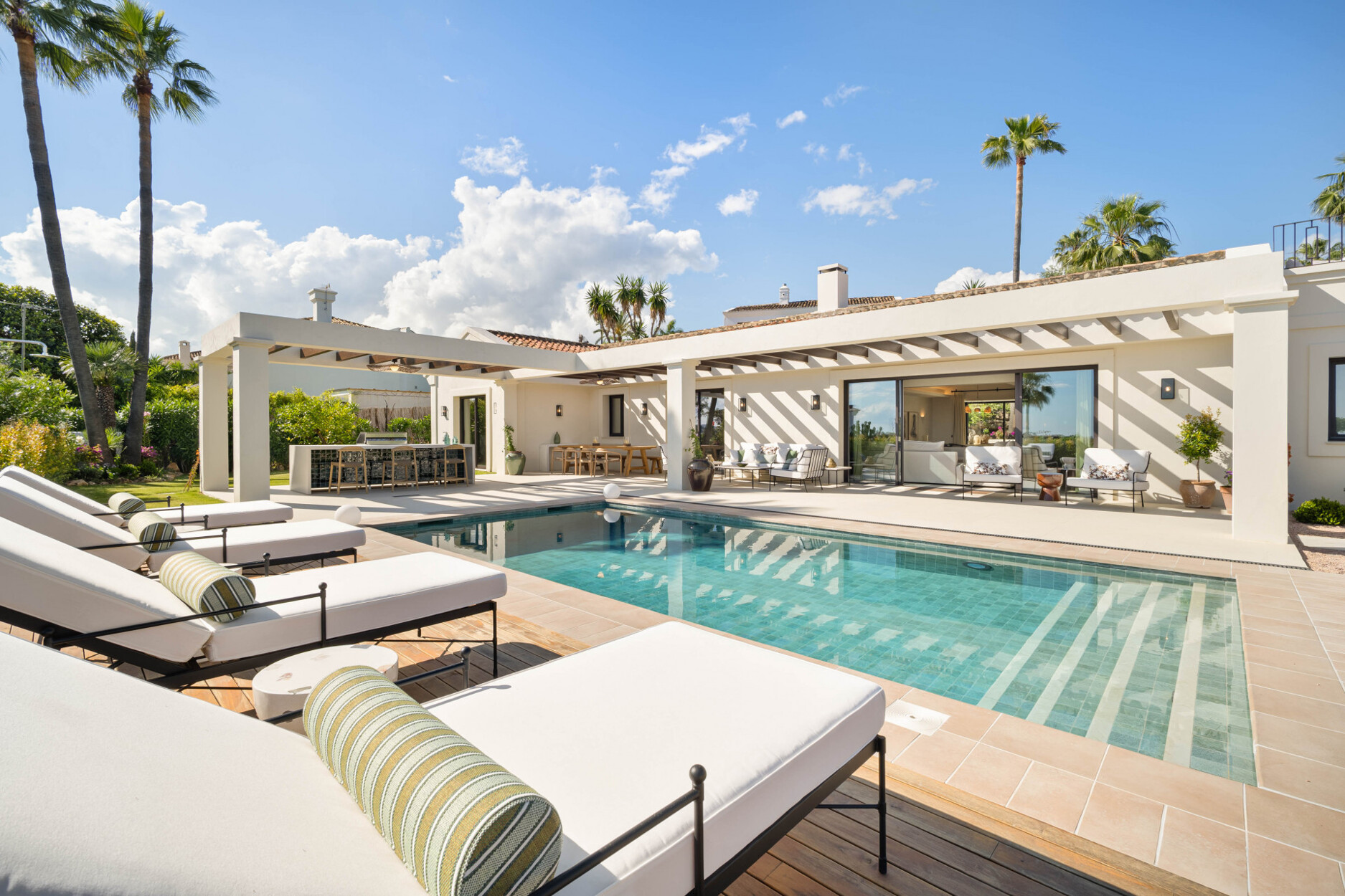 Volledig gerenoveerde gelijkvloerse villa in Haza del Conde, Nueva Andalucía