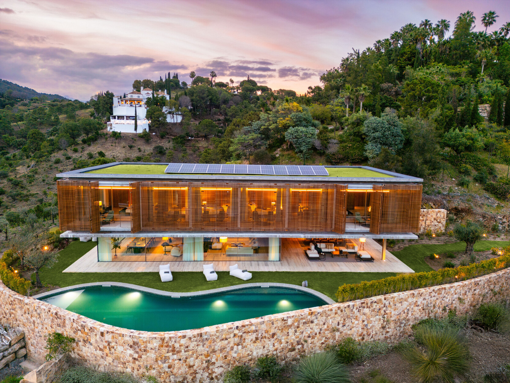 Spectaculaire designvilla die opgaat in de natuur met ruime uitzichten op zee in Benahavís