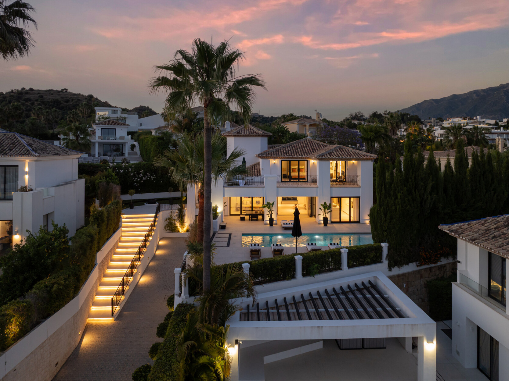 Moderne Andalusische elegantie met open ruimtes, zeezicht en golfgerichte woonstijl in Nueva Andalucía