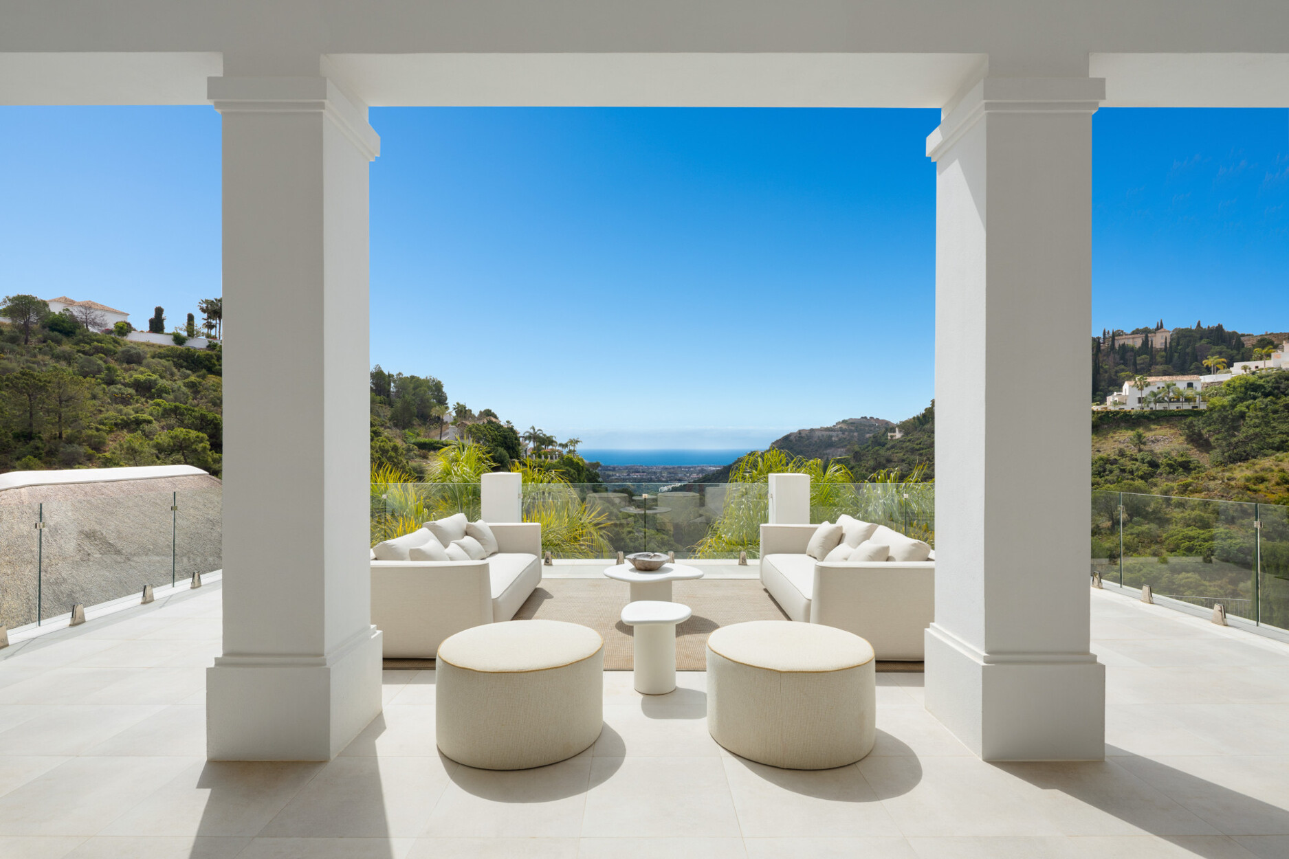 Prachtige Andalusisch-stijl eigentijdse villa met adembenemend zeezicht in El Madroñal, Benahavís