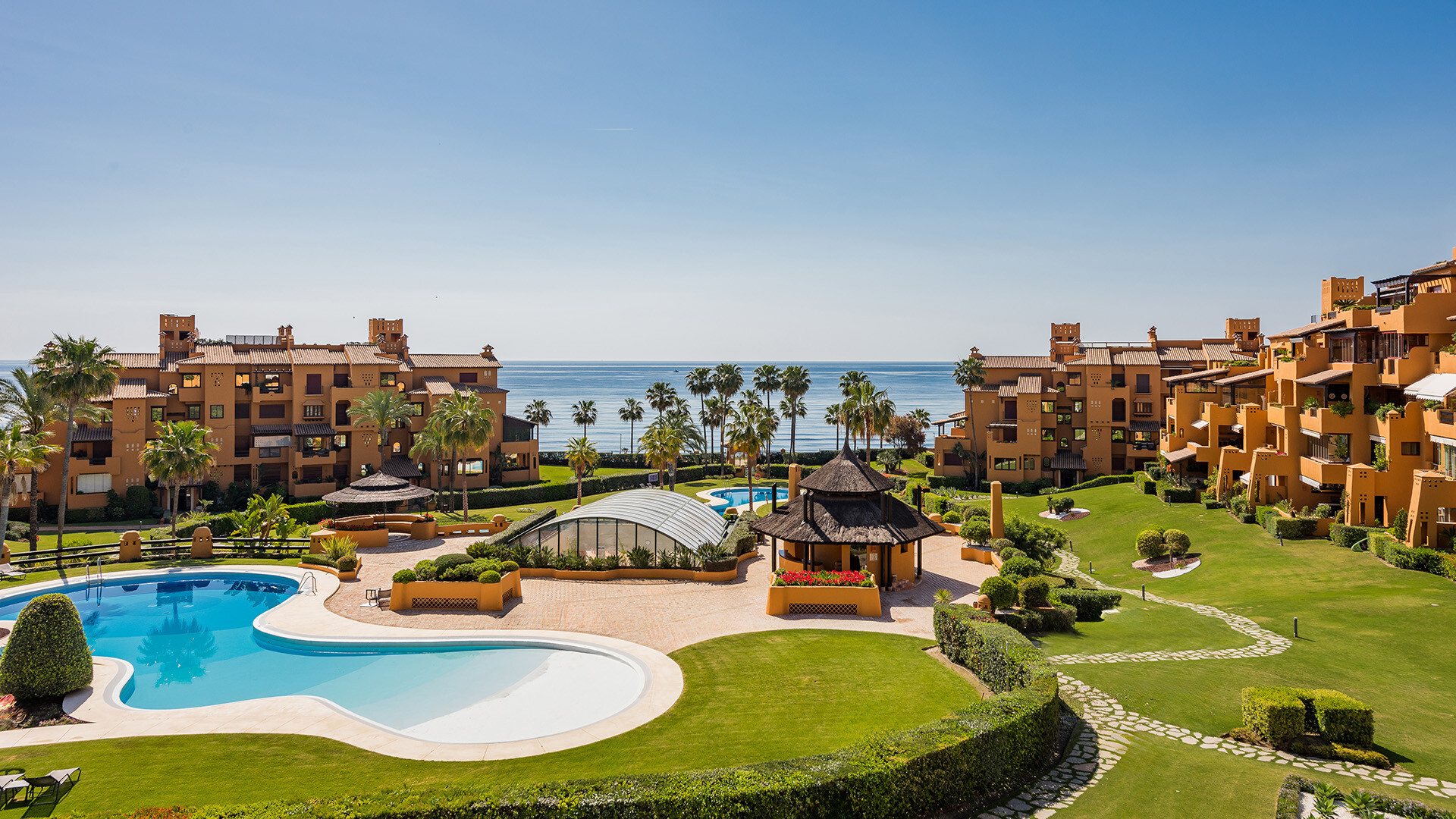 Exquisiet volledig gerenoveerd appartement aan het strand in een exclusief complex, Estepona