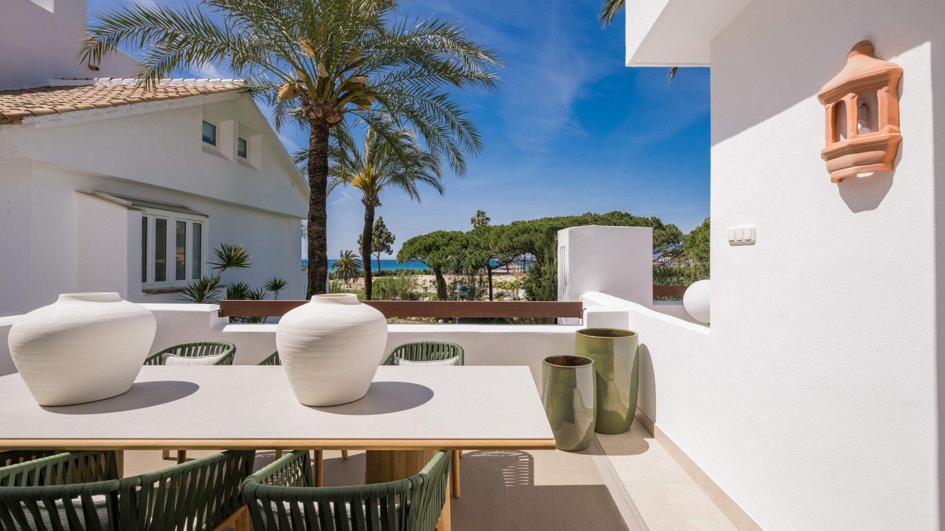 Verfijnd, onlangs gerenoveerd appartement aan het strand in Marbella Oost