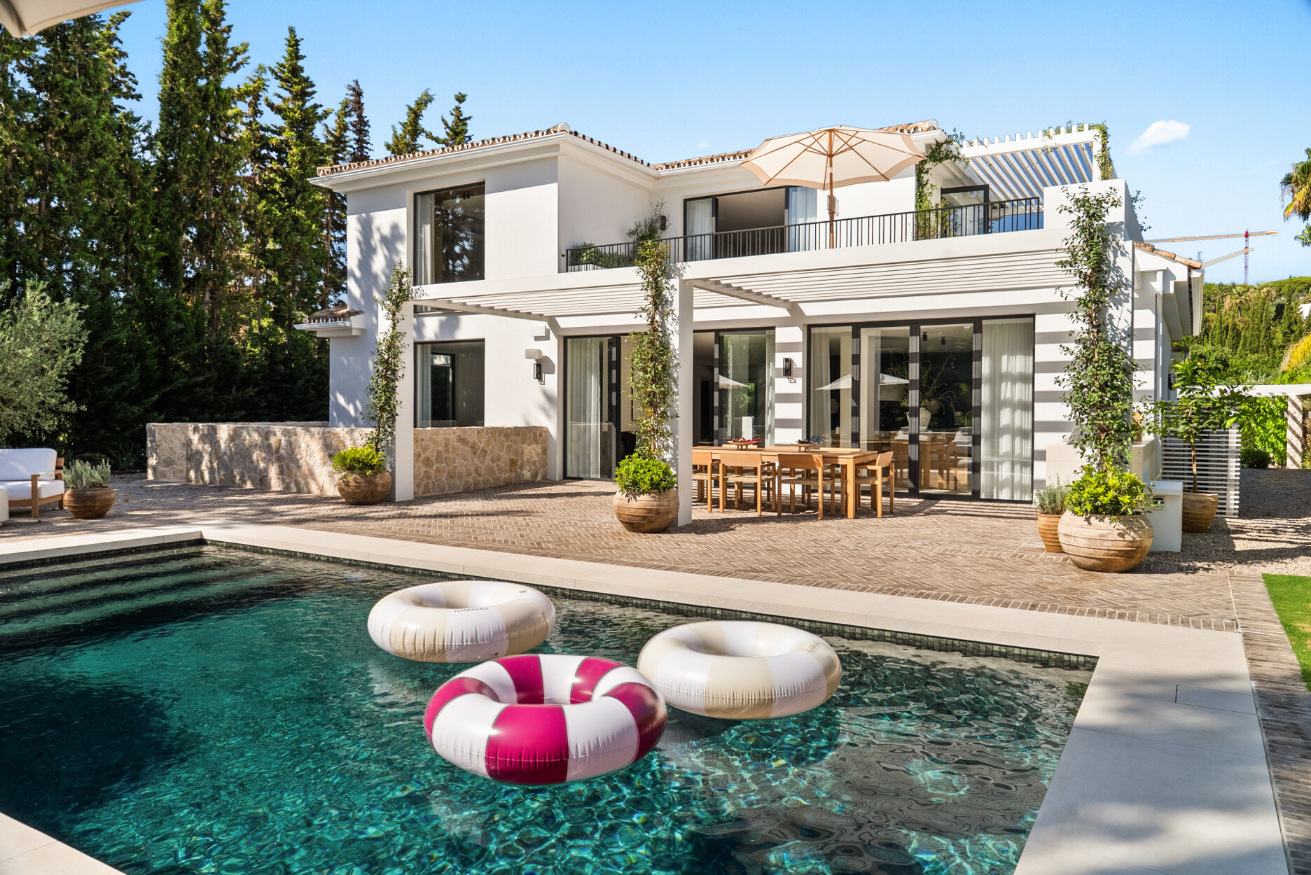 Een indrukwekkende villa aan de golfbaan, gelegen in het prestigieuze Las Brisas-gebied van Nueva Andalucía