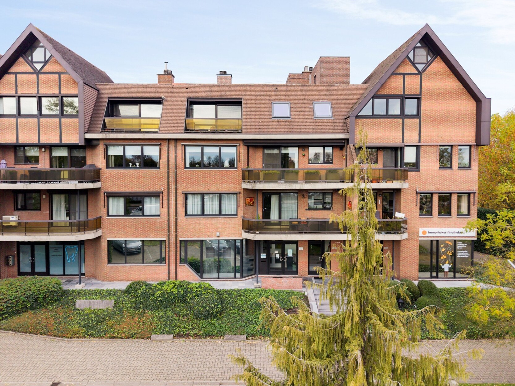 Handelspand ca. 500m² met 8 privé parkeerplaatsen, aan de Ring van Turnhout 