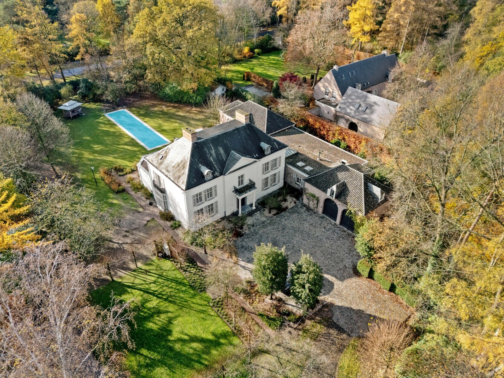 Volledig gerenoveerd op toplocatie in Hof ter Linden!