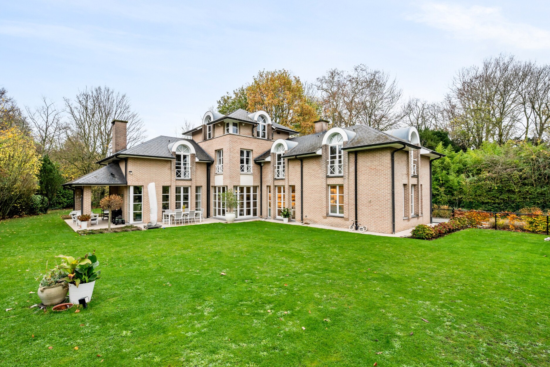 Prachtige tijdloze villa met royale tuin en polyvalente ruimte