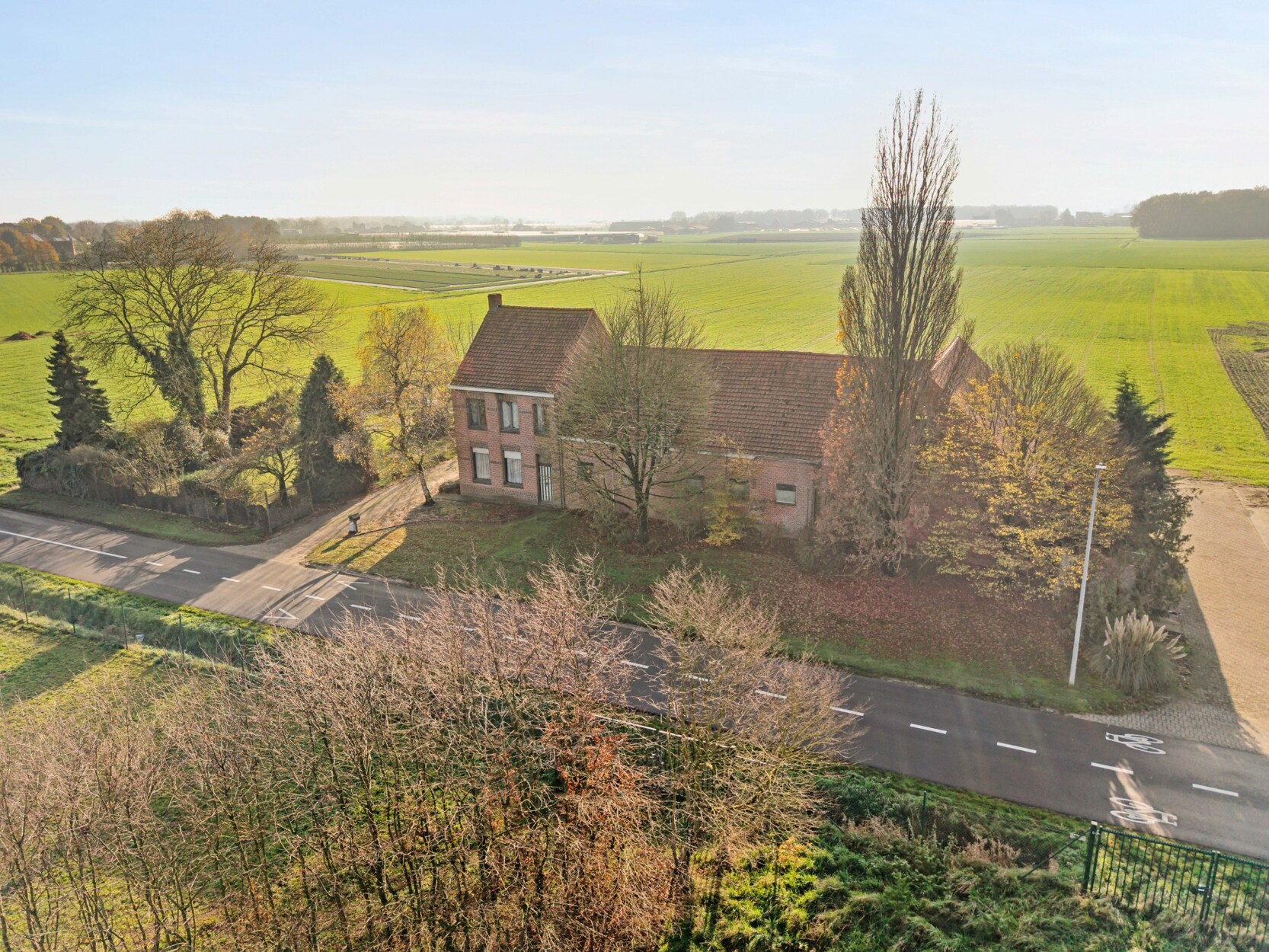 Te renoveren hoeve omgeven door weilanden op ± 9.638 m² te Hoogstraten!