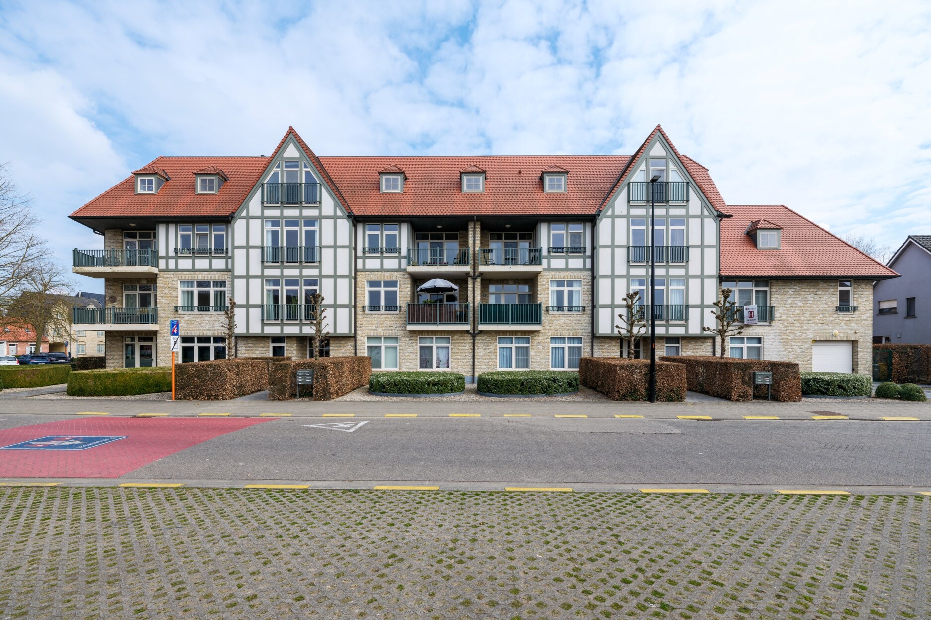 Topklasse appartement van ca 160m² op de 1ste verdieping met 2 slaapkamers en ondergrondse staanplaats