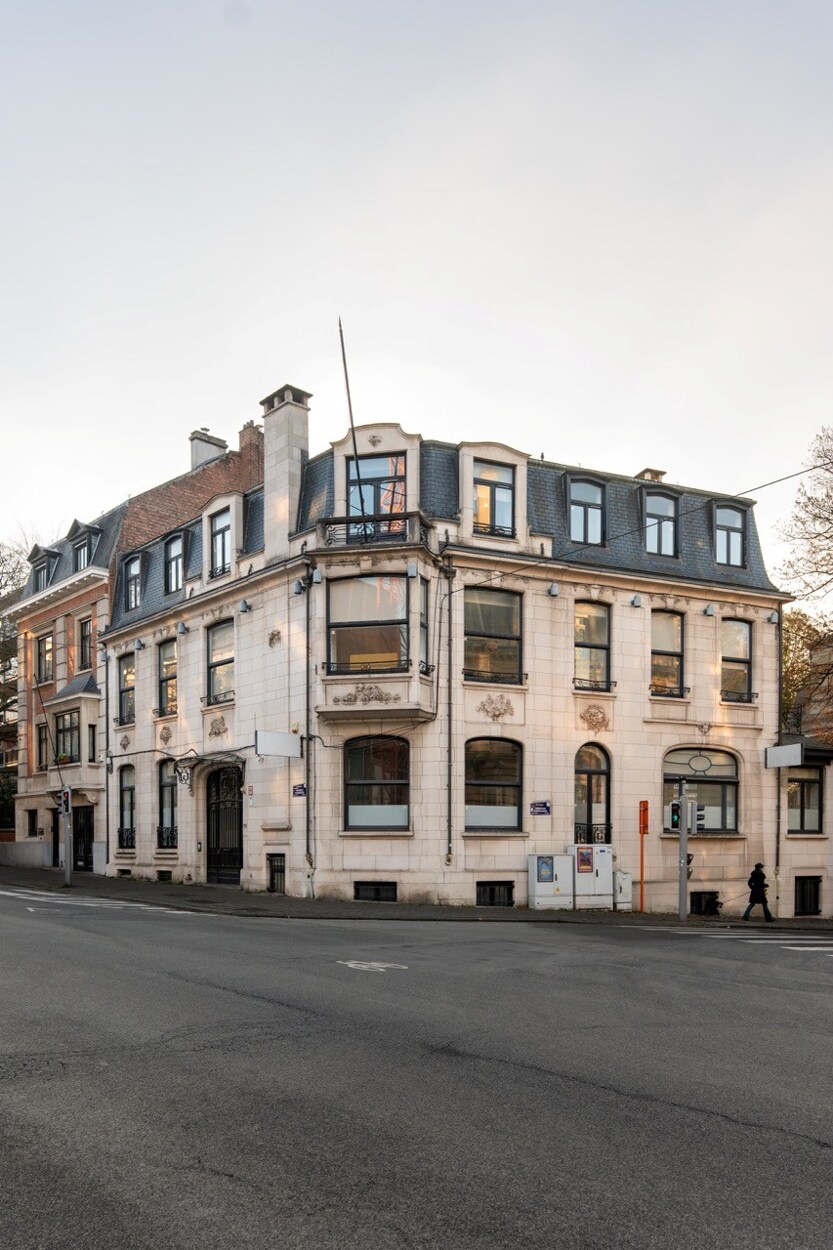 Châtelain – Herenhuis op de hoek voor kantoorbestemming