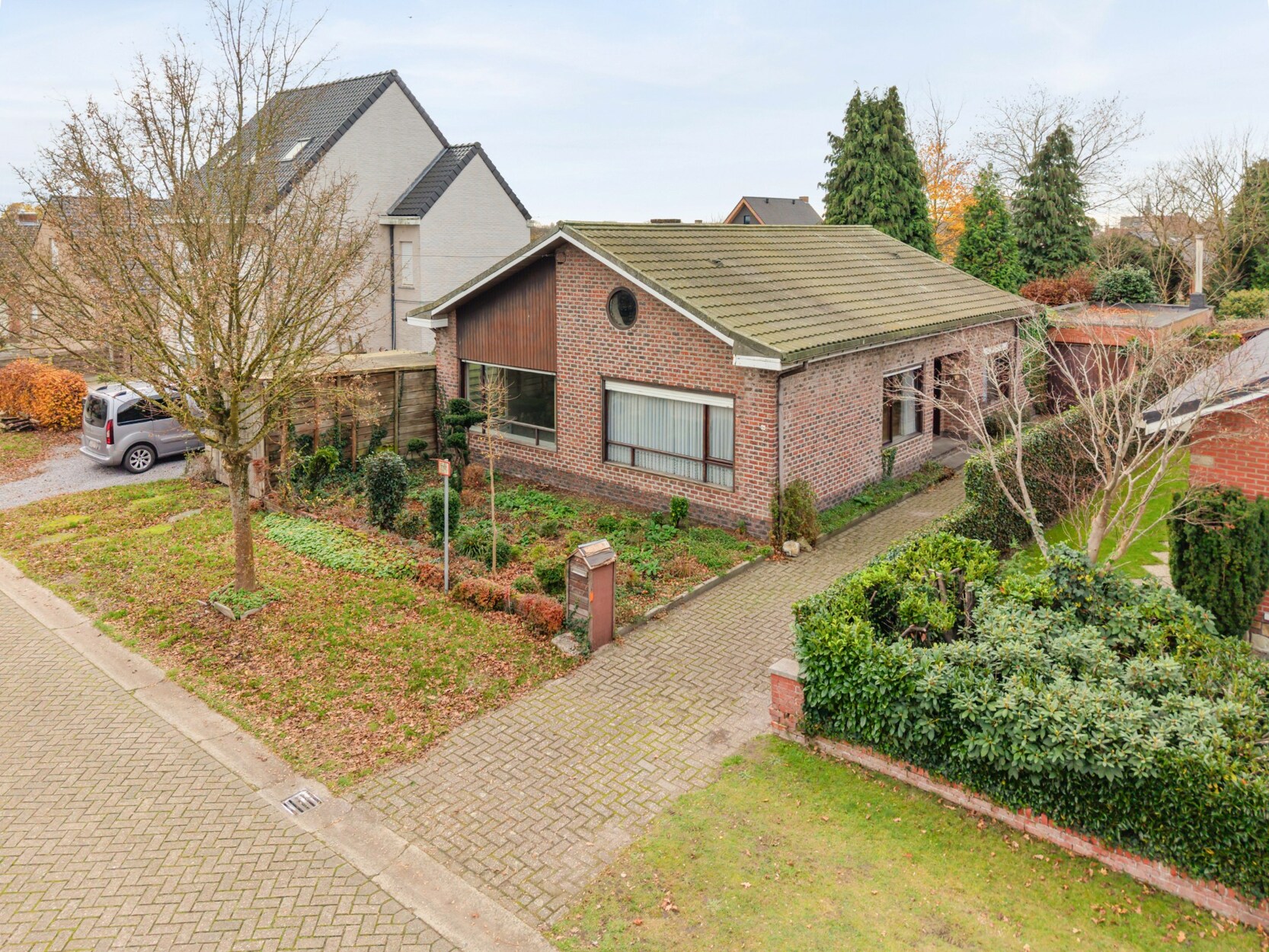 Te renoveren laagbouw met 3 slaapkamers en garage op perceel van 759m²