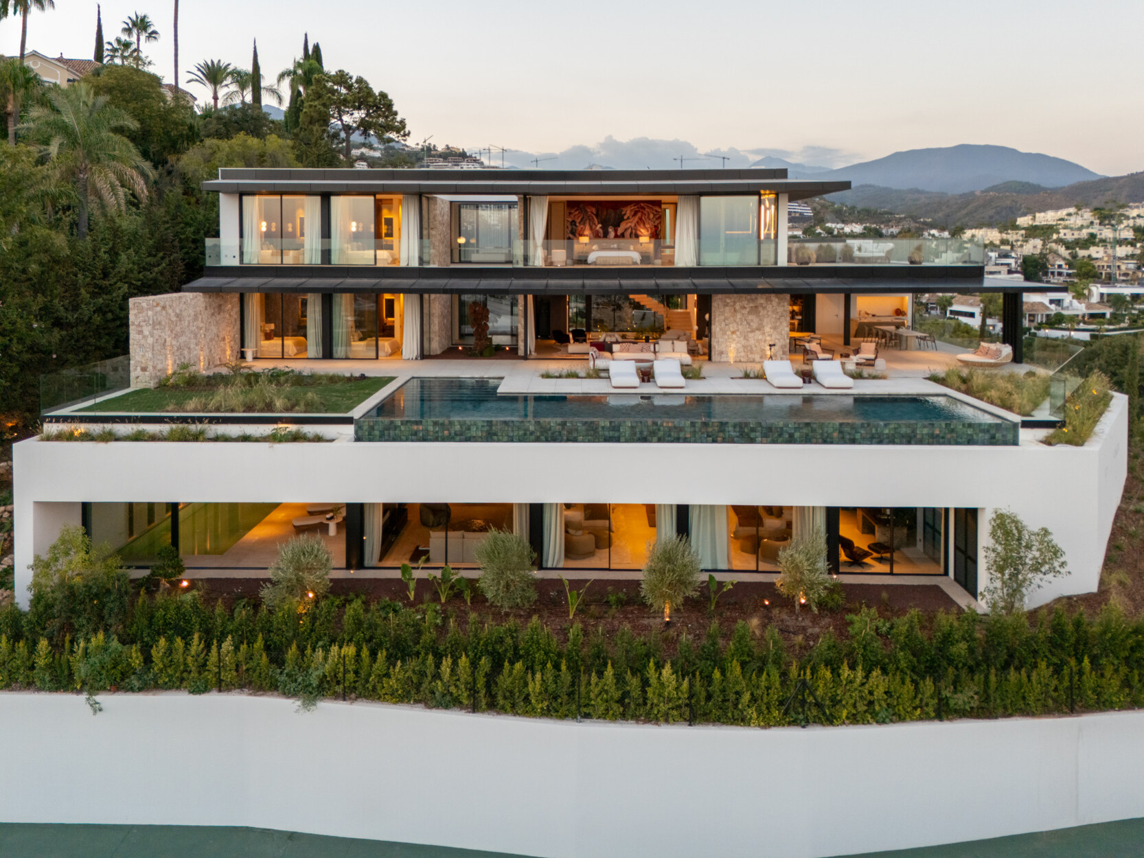 Indrukwekkende villa met panoramisch zeezicht in El Herrojo Alto, Benahavís