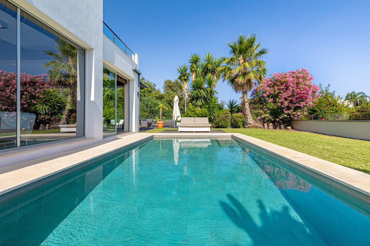 Moderne villa met verwarmd zwembad in El Rosario, Marbella Oost