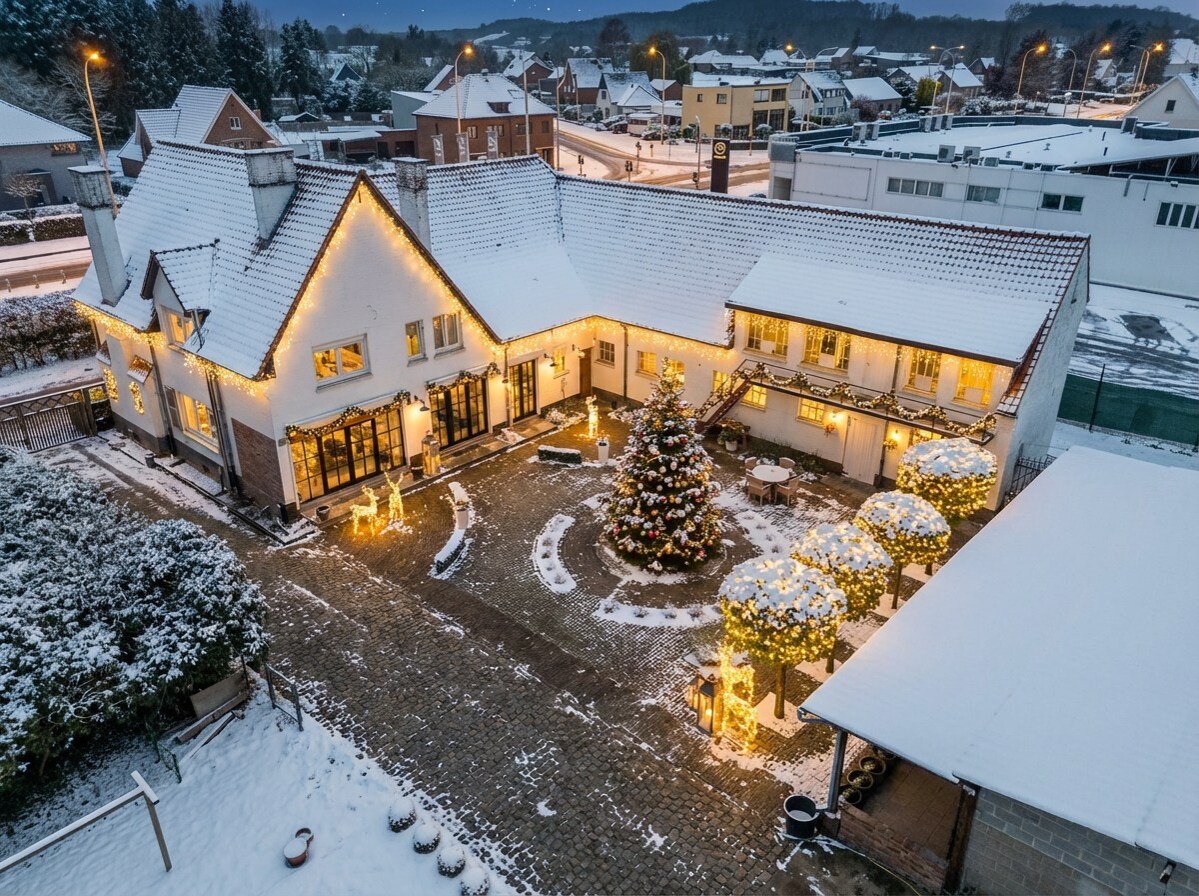 Statig en karaktervolle woning met stallen en multifunctioneel bijgebouw op een terrein van 8709m2 te Halen.