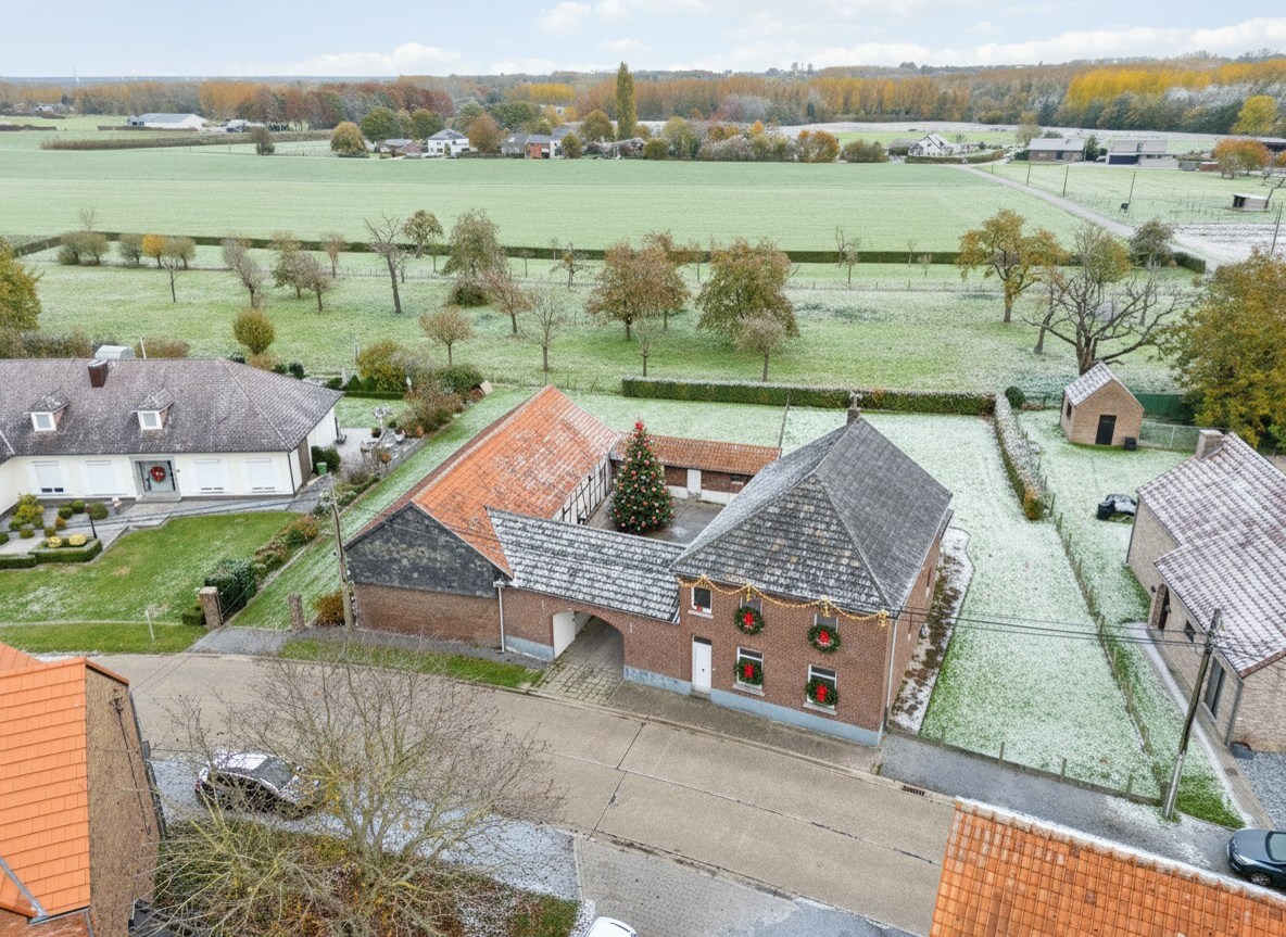 Karaktervolle vierkantshoeve met gerenoveerde schuur op 1243m2