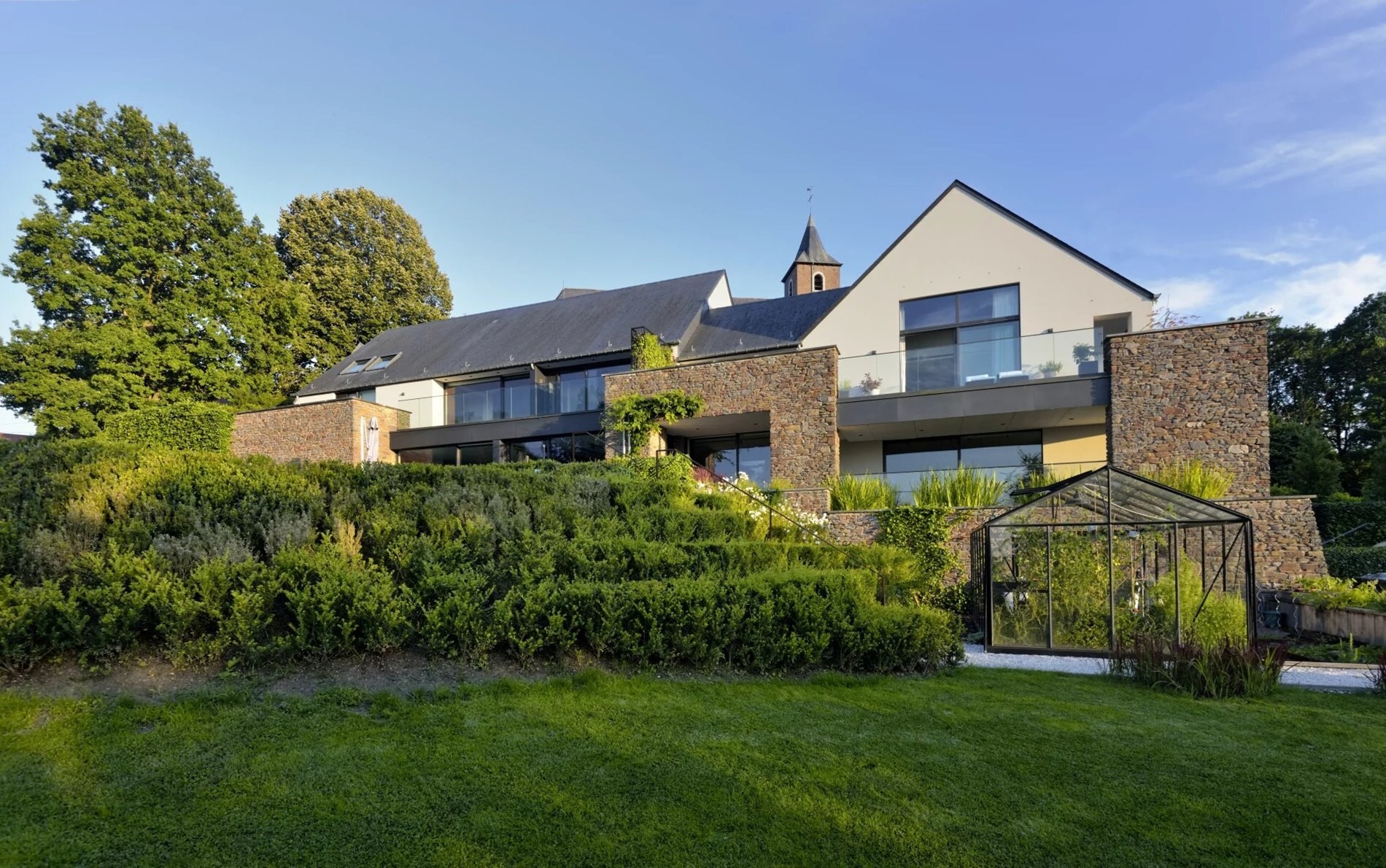 Biez - Twee woningen in het hart van een sculpturaal pand