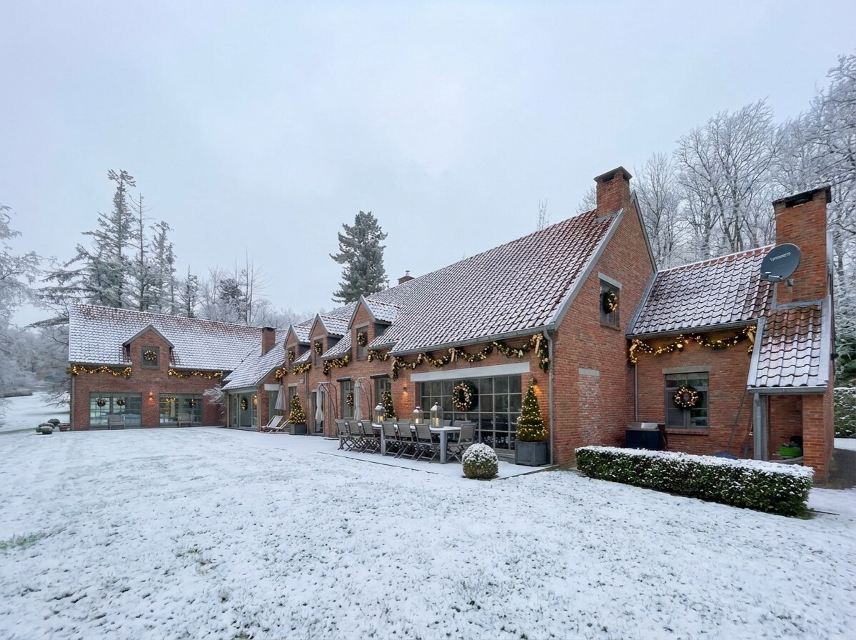 Bercuit - Villa met zwembaden en bebost park