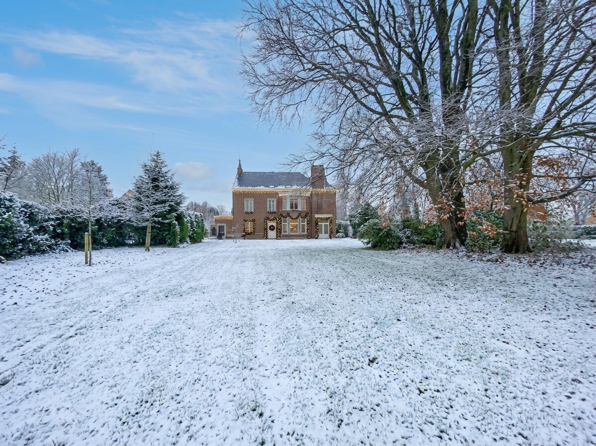 Saint-Georges-sur-Meuse - Herenhuis in een groene omgeving.