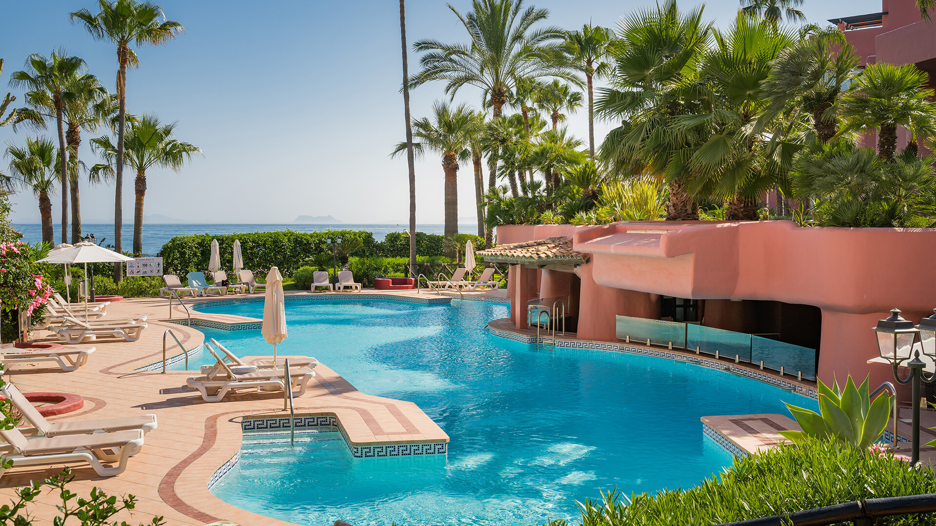 Voortreffelijk volledig gerenoveerd appartement in Menara Beach, Estepona