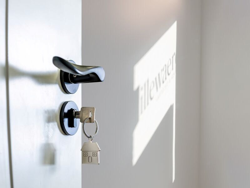 Villa met praktijkruimte, naastliggende bouwgrond en achterliggende weide op een perceel van 5116m²