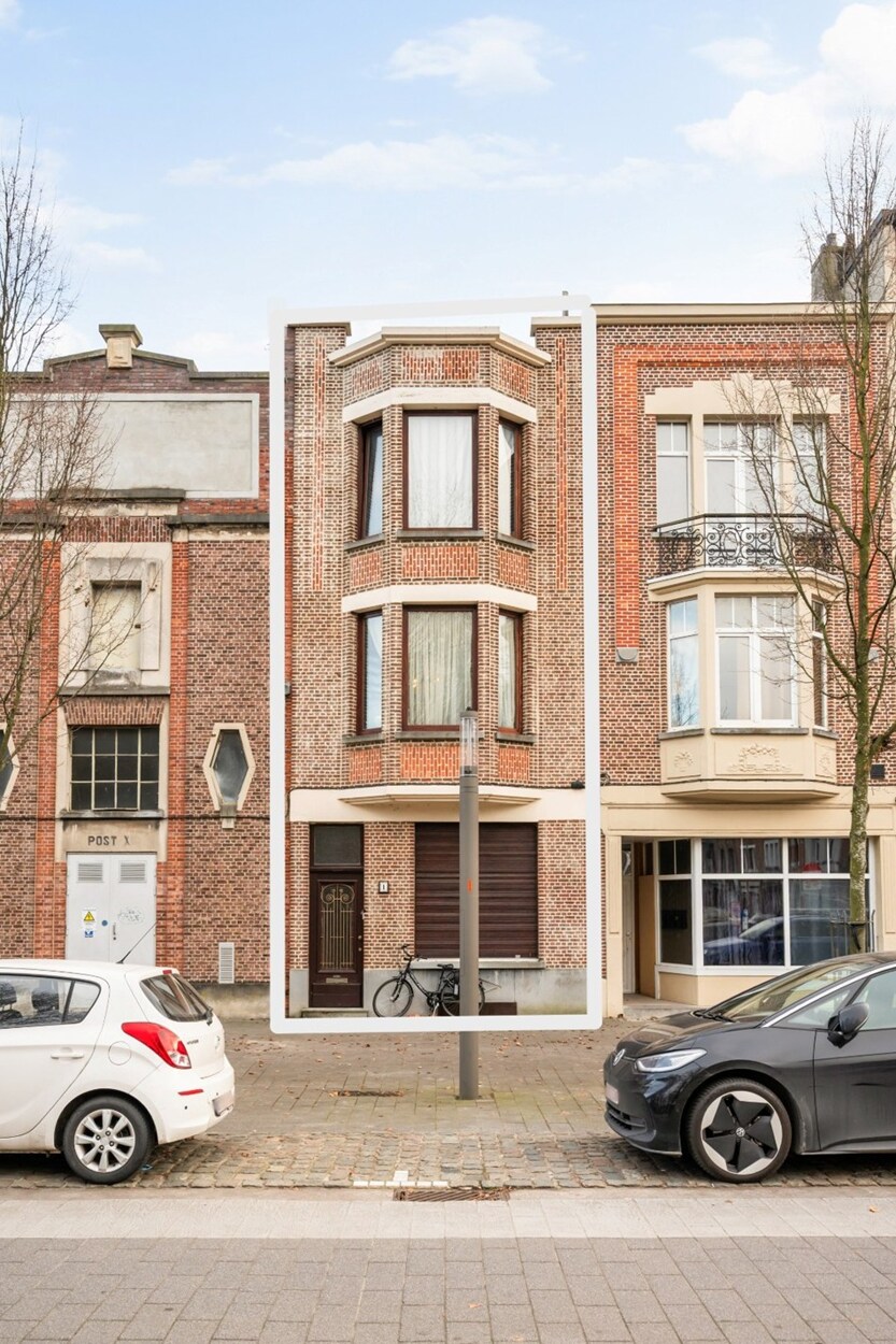 Te renoveren woning aan gezellig Kroonplein