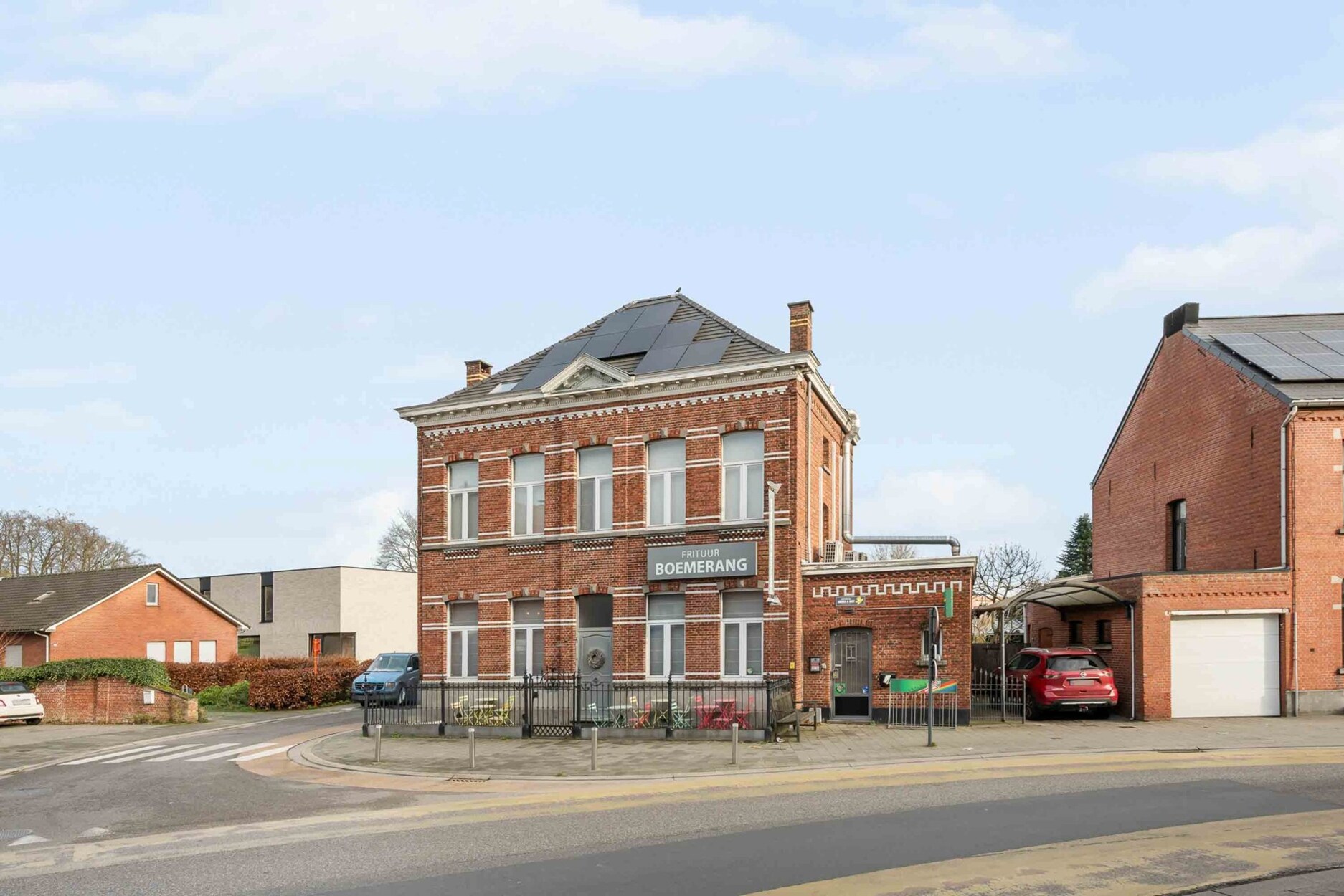 Karaktervol herenhuis met handelsruimte, 6 slaapkamers en zwembad in hartje Rijkevorsel