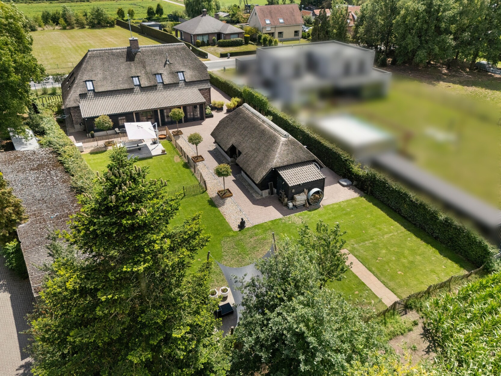 Schitterende villa met rieten dak op ca. 1.500m² te Arendonk 