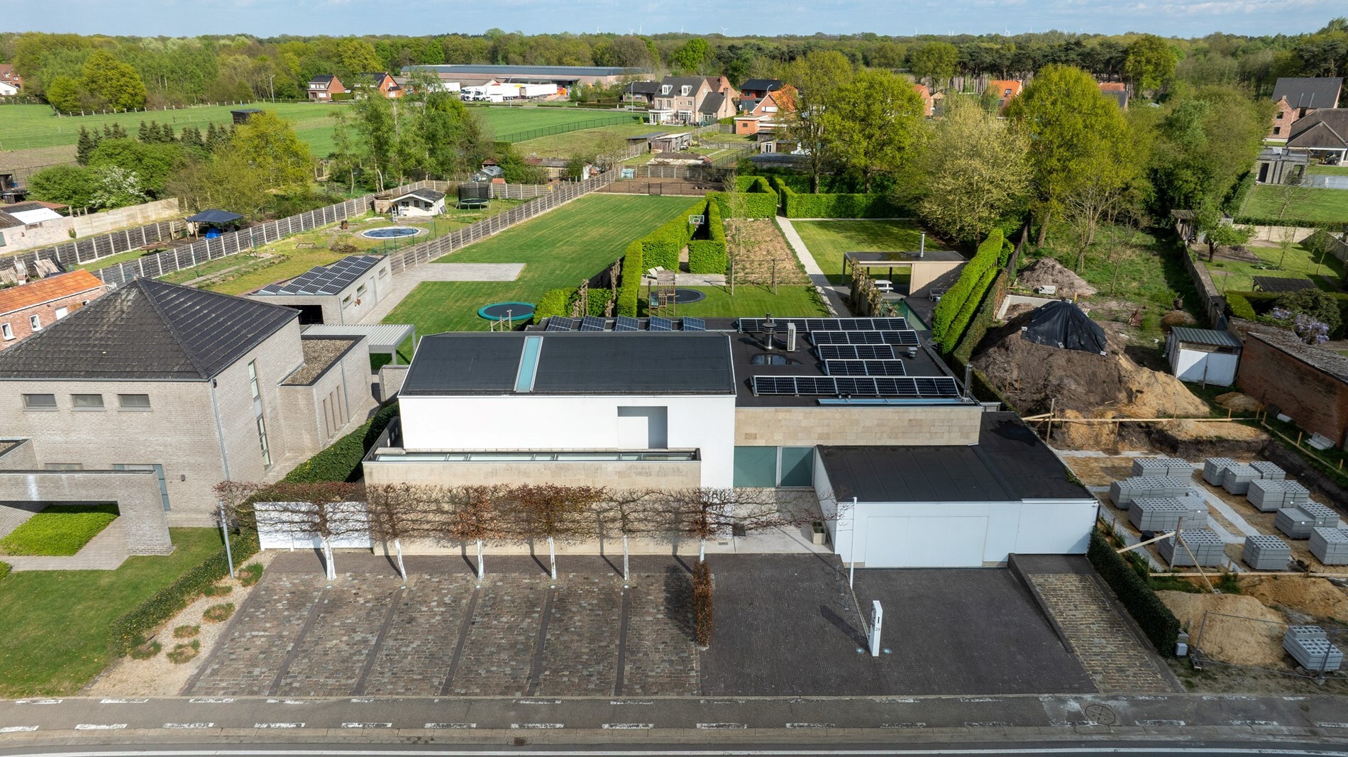 Moderne villa met buitenzwembad, wellness en kantoor/praktijk op 3.140 m² te Dessel