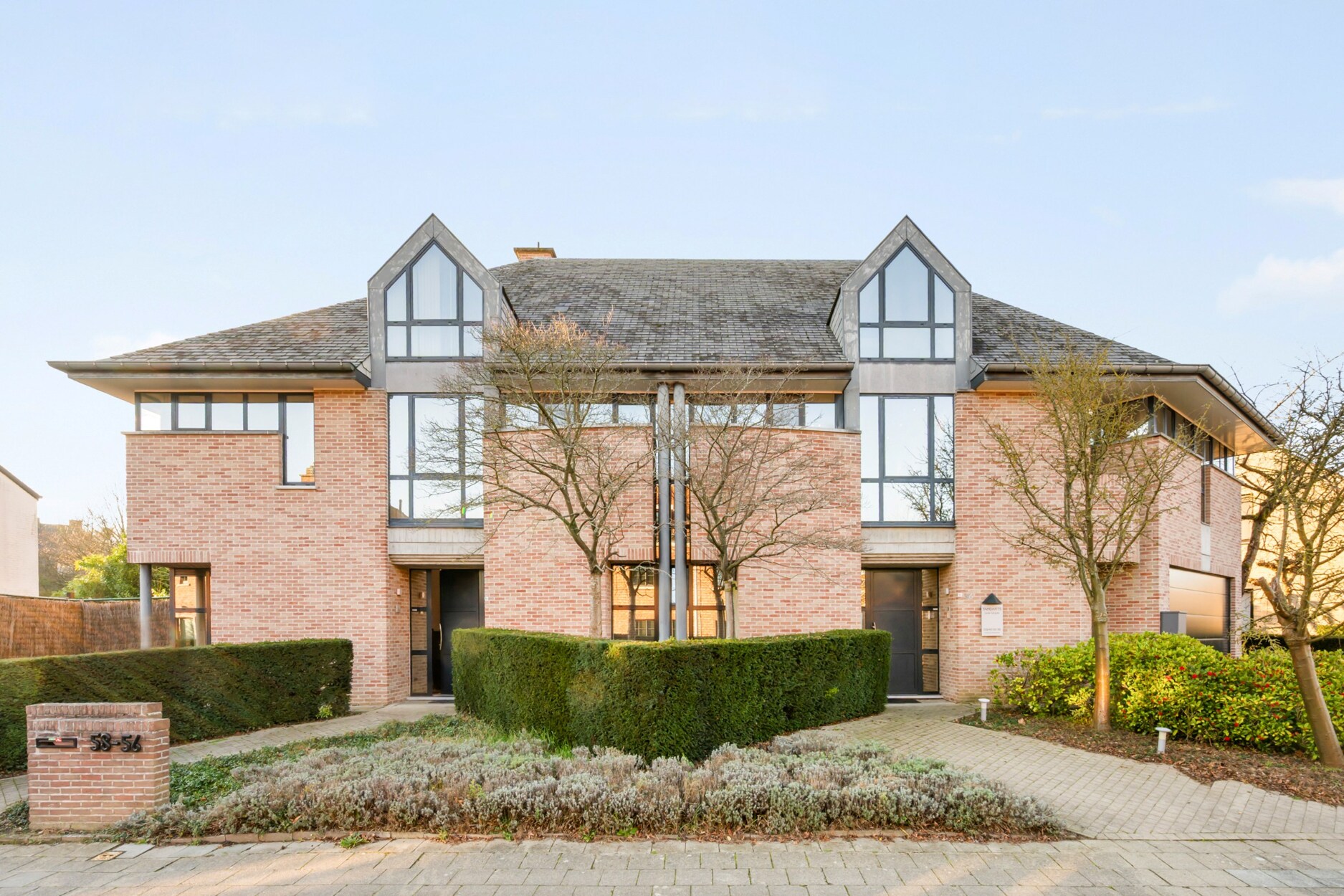 Statige, luxueus ingerichte, villa (met praktijk) op een rustige toplocatie met 4 - 6 slaapkamers